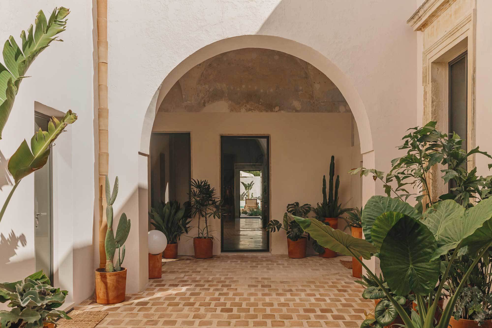 Mit gelassener Eleganz empfängt der Palazzo San Vito in Apulien seine Gäste. Die Architekt*innen von Valari bauten das dem Verfall preisgegebene Anwesen zu einem großzügigen Feriendomizil um, in dem sie Alt und Neu miteinander in Beziehung setzten.
