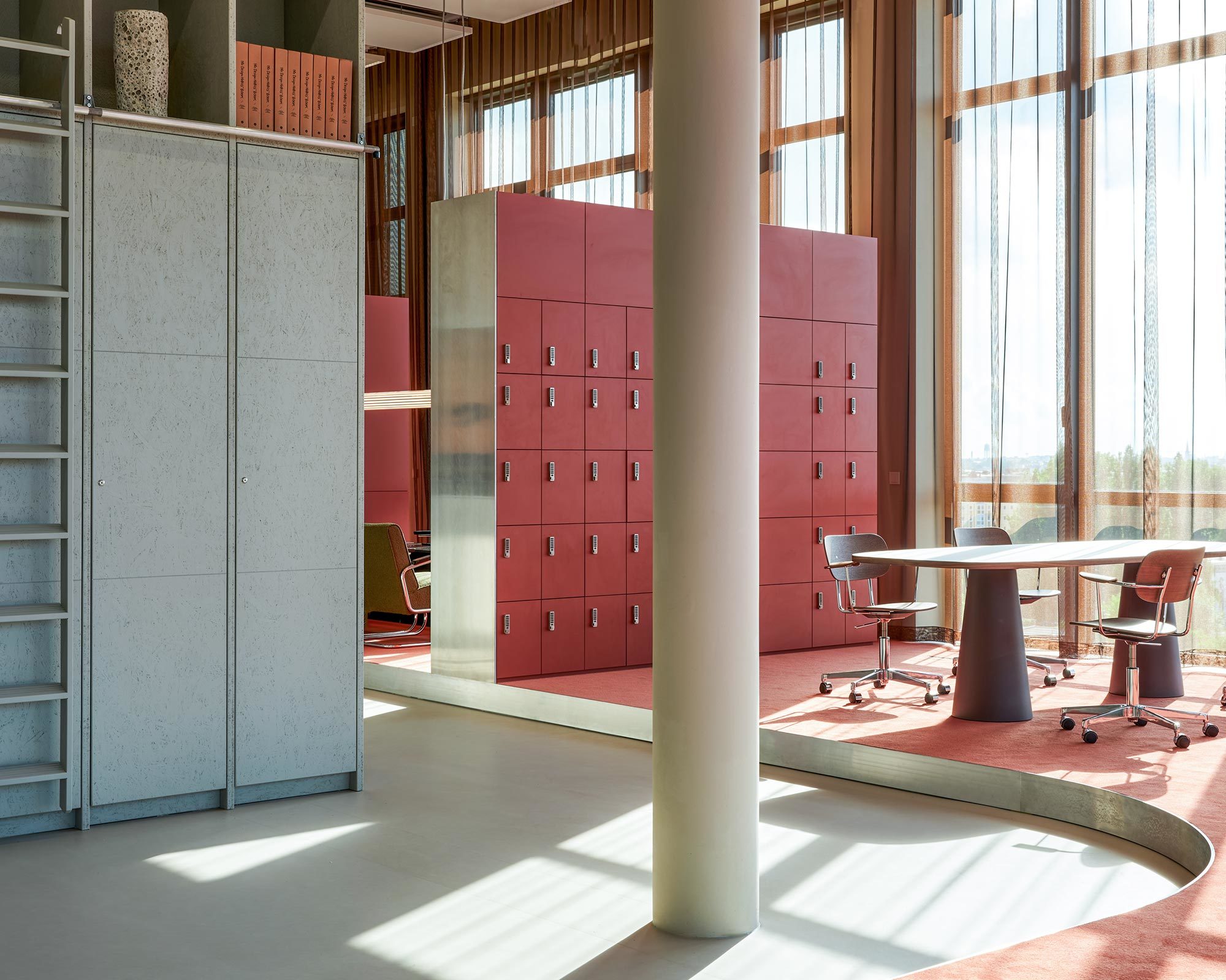Das Berliner Büro von Design Hotels wurde von RHO gestaltet und bietet viel Raumhöhe, Ausblick auf Stadt und Spree sowie offene Arbeitsbereiche. Das Berliner Büro von Design Hotels wurde von RHO gestaltet und bietet viel Raumhöhe, Ausblick auf Stadt und Spree sowie offene Arbeitsbereiche.
