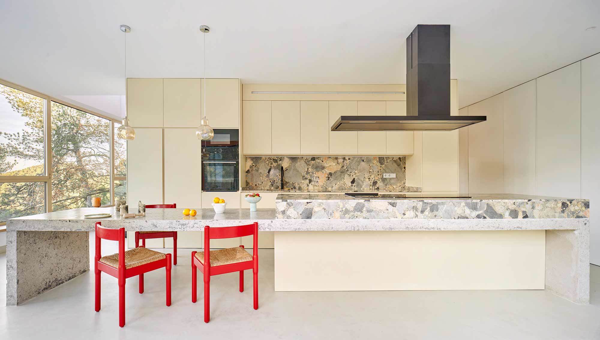 Der maßgefertigte Esstisch aus Beton und Stein ist ein Blickfang.