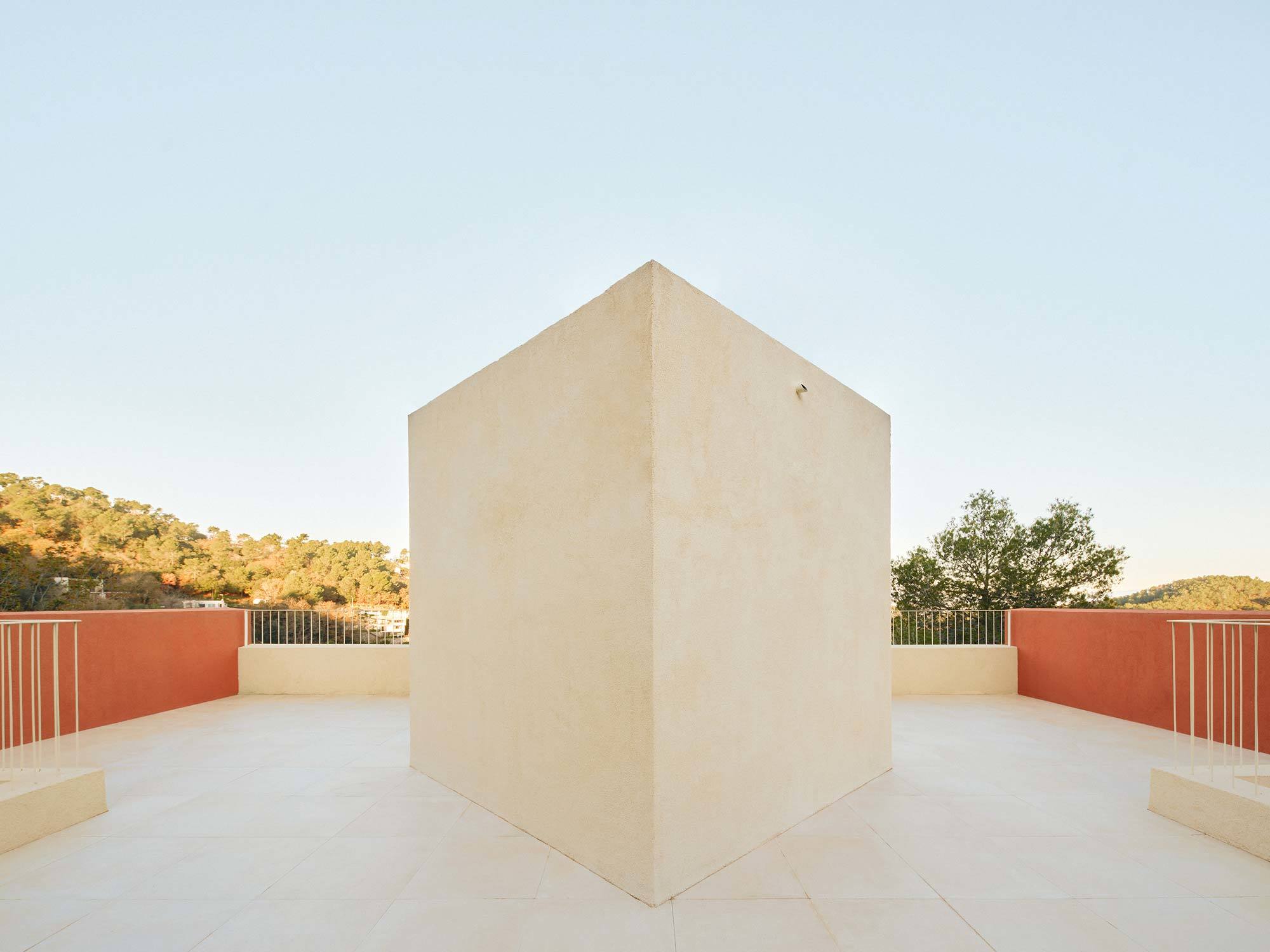 Terrassen im Obergeschoss schaffen einen ständigen Dialog zwischen Innen und Außen.