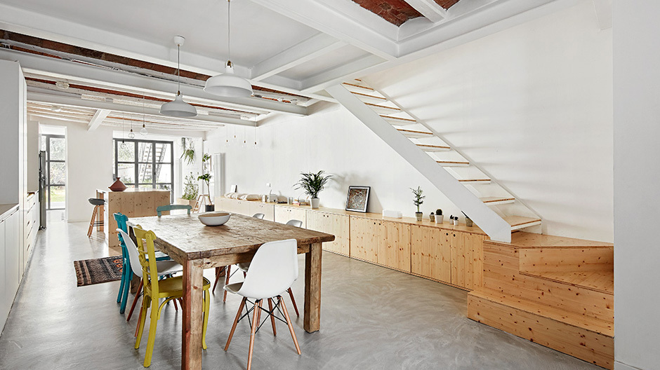 Das Möbelstück aus Kiefer dient gleichzeitig auch als Sitzmöbel, Schrank und Treppenpodest. Das Möbelstück aus Kiefer dient gleichzeitig auch als Sitzmöbel, Schrank und Treppenpodest.