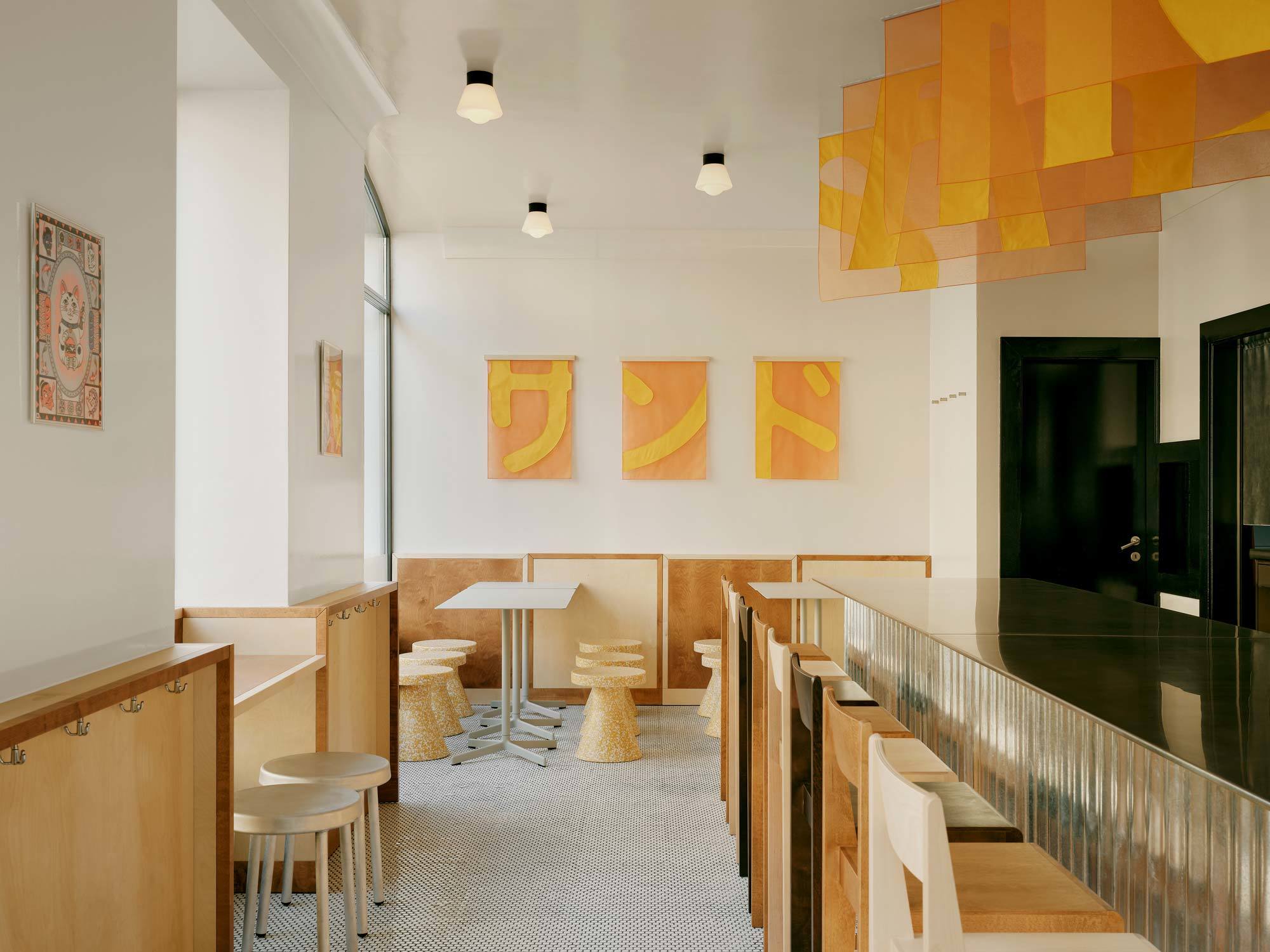 Sando, Genf: Sapid Studio übersetzt die japanische Patchwork-Tradition Boro in ein vielschichtiges Raumkonzept für das Burgerrestaurant.