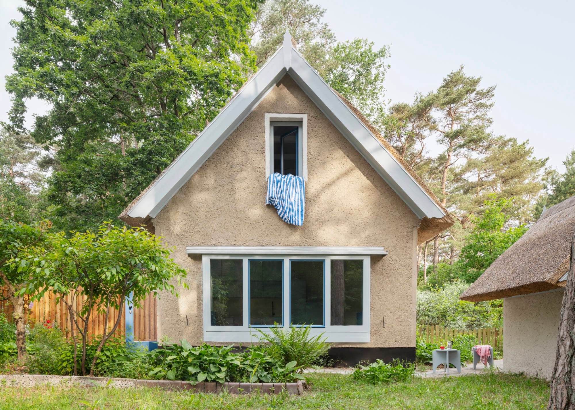 Das Ferienhaus <i>Halbes Haus</i> aus den 1960er-Jahren liegt im Dünenwald von Usedom – einst als Doppelwohnung für zwei Familien konzipiert, wurde eine der zwei Hälften von Keßler Plescher Architekten umgebaut. Das Ferienhaus Halbes Haus aus den 1960er-Jahren liegt im Dünenwald von Usedom – einst als Doppelwohnung für zwei Familien konzipiert, wurde eine der zwei Hälften von Keßler Plescher Architekten umgebaut.