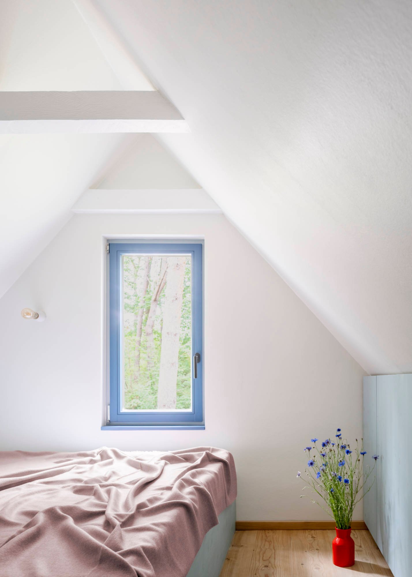 Der Umbau erinnert an ein Tiny House – kompakt, funktional und zugleich atmosphärisch gestaltet.