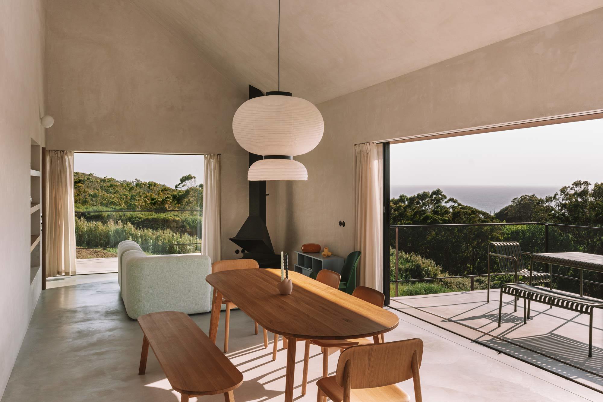 Die Schiebetüren lassen sich in den Wänden versenken, sodass die Terrasse ein Teil des geräumigen Ess- und Wohnzimmers wird.