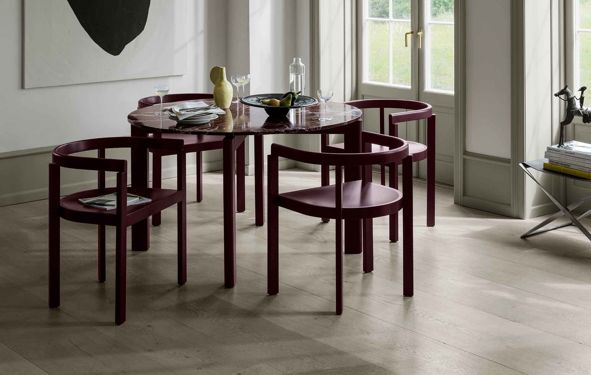 Stuhl und Tisch der Kollektion After: Michael Anastassiades’ erste Möbelserie für Fritz Hansen verbindet skandinavisches Designerbe mit zeitgenössischer Klarheit. Stuhl und Tisch der Kollektion After: Michael Anastassiades’ erste Möbelserie für Fritz Hansen verbindet skandinavisches Designerbe mit zeitgenössischer Klarheit.