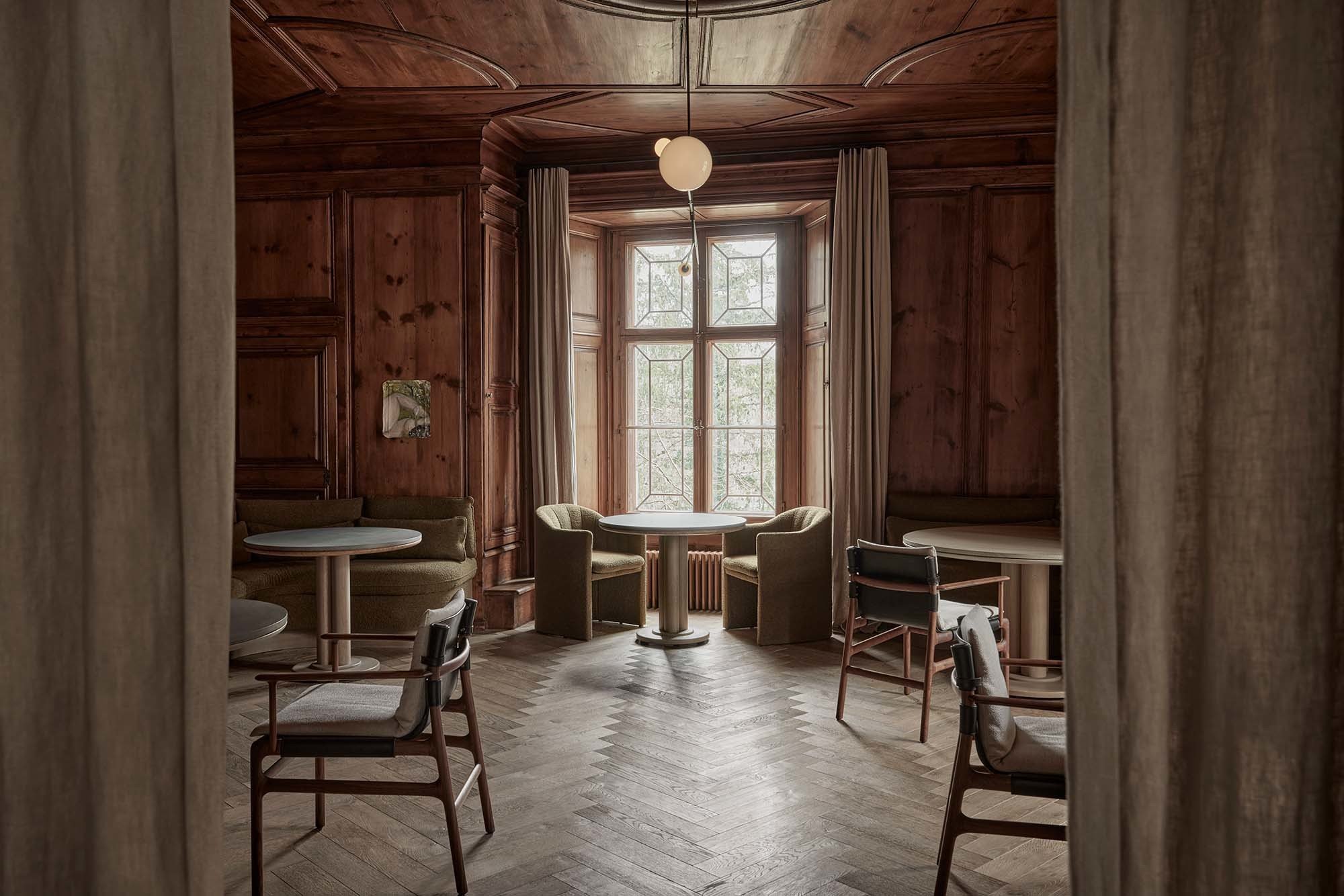 Ein Ort der Geschichte und des guten Geschmacks: <i>Schloss Schauenstein</i> ist dank Sternekoch Andreas Caminada eine Kulinarik-Hochburg – und dank Space Copenhagen jetzt auch ein Designdomizil. Ein Ort der Geschichte und des guten Geschmacks: Schloss Schauenstein ist dank Sternekoch Andreas Caminada eine Kulinarik-Hochburg – und dank Space Copenhagen jetzt auch ein Designdomizil.