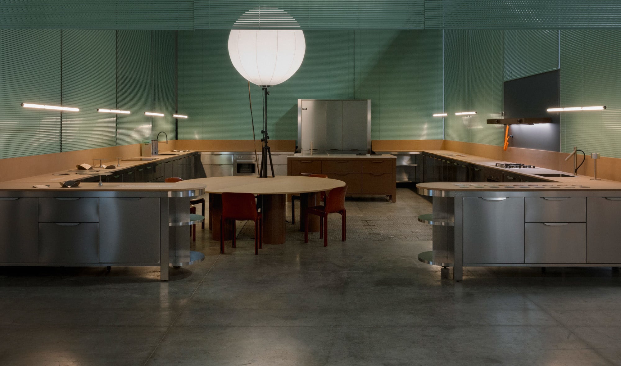 Auf der EuroCucina inszenierte Very Simple: Kitchen seine Produktlinien als offenes, modulares System, in dem einzelne Elemente zu einer architektonisch gedachten Raumstruktur zusammengefügt werden.
