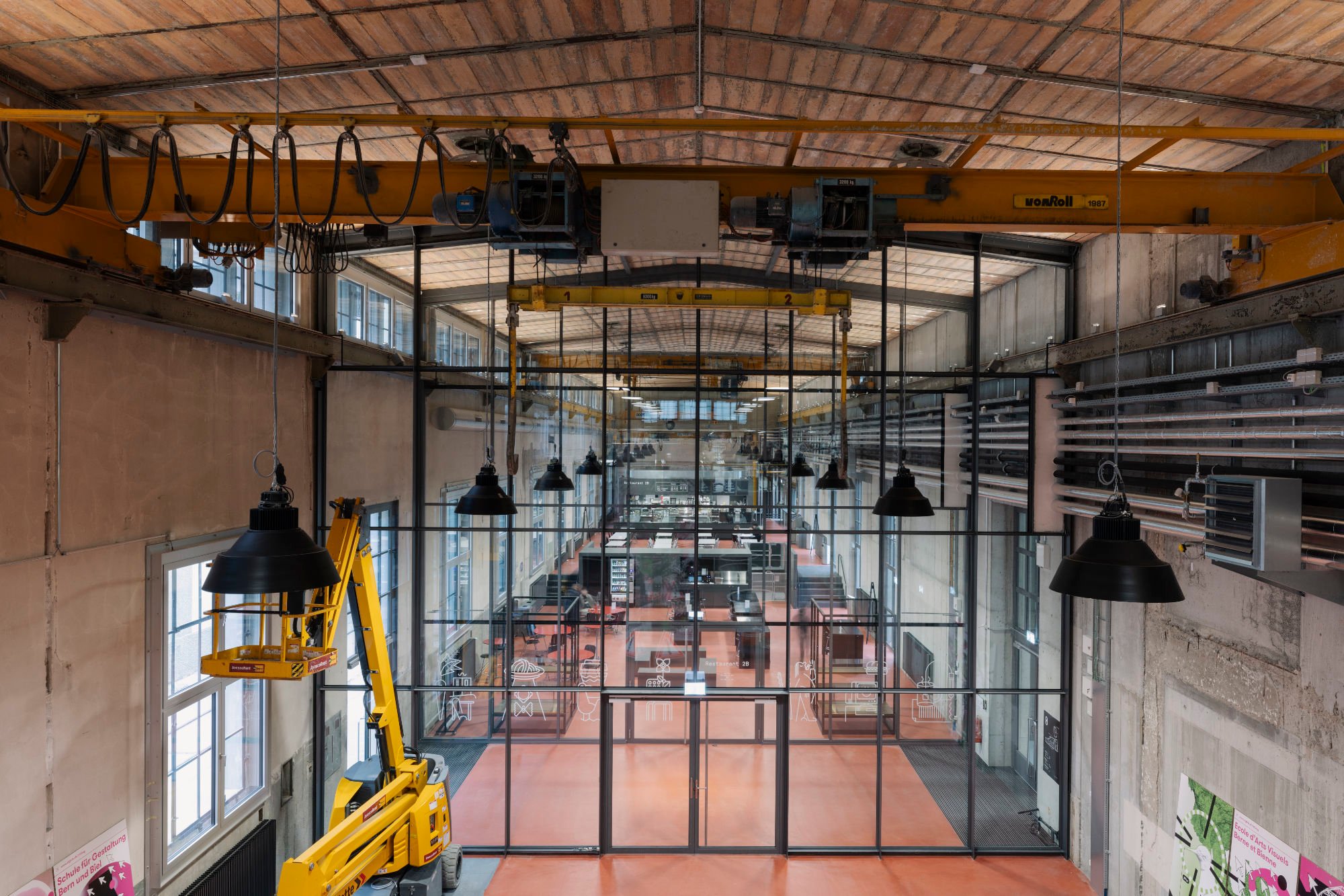 Der industrielle Bestand der Kartonfabrik bildet die atmosphärische Kulisse für die neue Schule für Gestaltung und prägt den offenen Werkstattcharakter des Hauses.