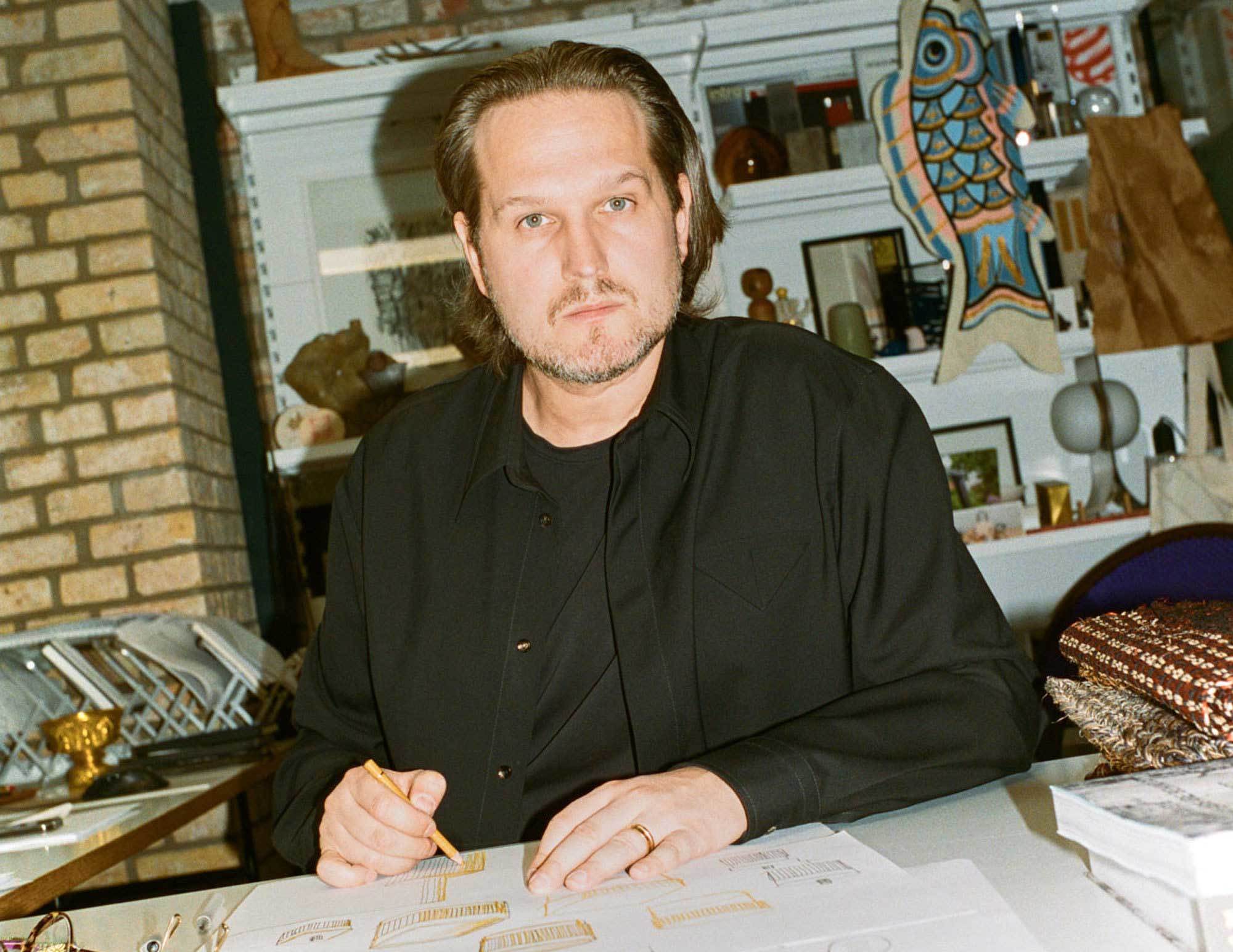 Gleich nach dem Studium gründete Sebastian Herkner 2006 in Offenbach sein gleichnamiges Studio. Seitdem hat der inzwischen vielfach prämierte Designer für Hersteller wie Moroso, ClassiCon, Ames, Poltrona Frau, Pulpo, Rosenthal und Thonet gearbeitet.