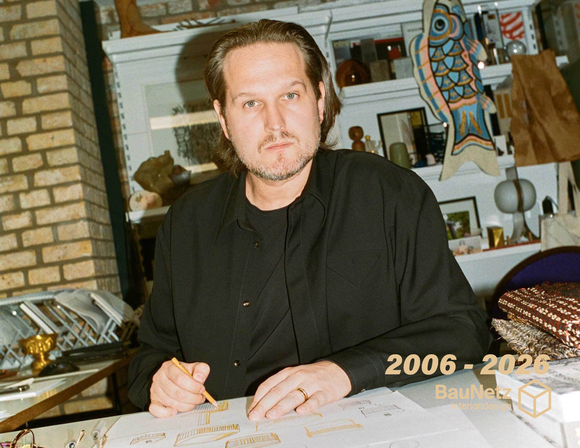 Gleich nach dem Studium gründete Sebastian Herkner 2006 in Offenbach sein gleichnamiges Studio. Seitdem hat der inzwischen vielfach prämierte Designer für Hersteller wie Moroso, ClassiCon, Ames, Poltrona Frau, Pulpo, Rosenthal und Thonet gearbeitet.