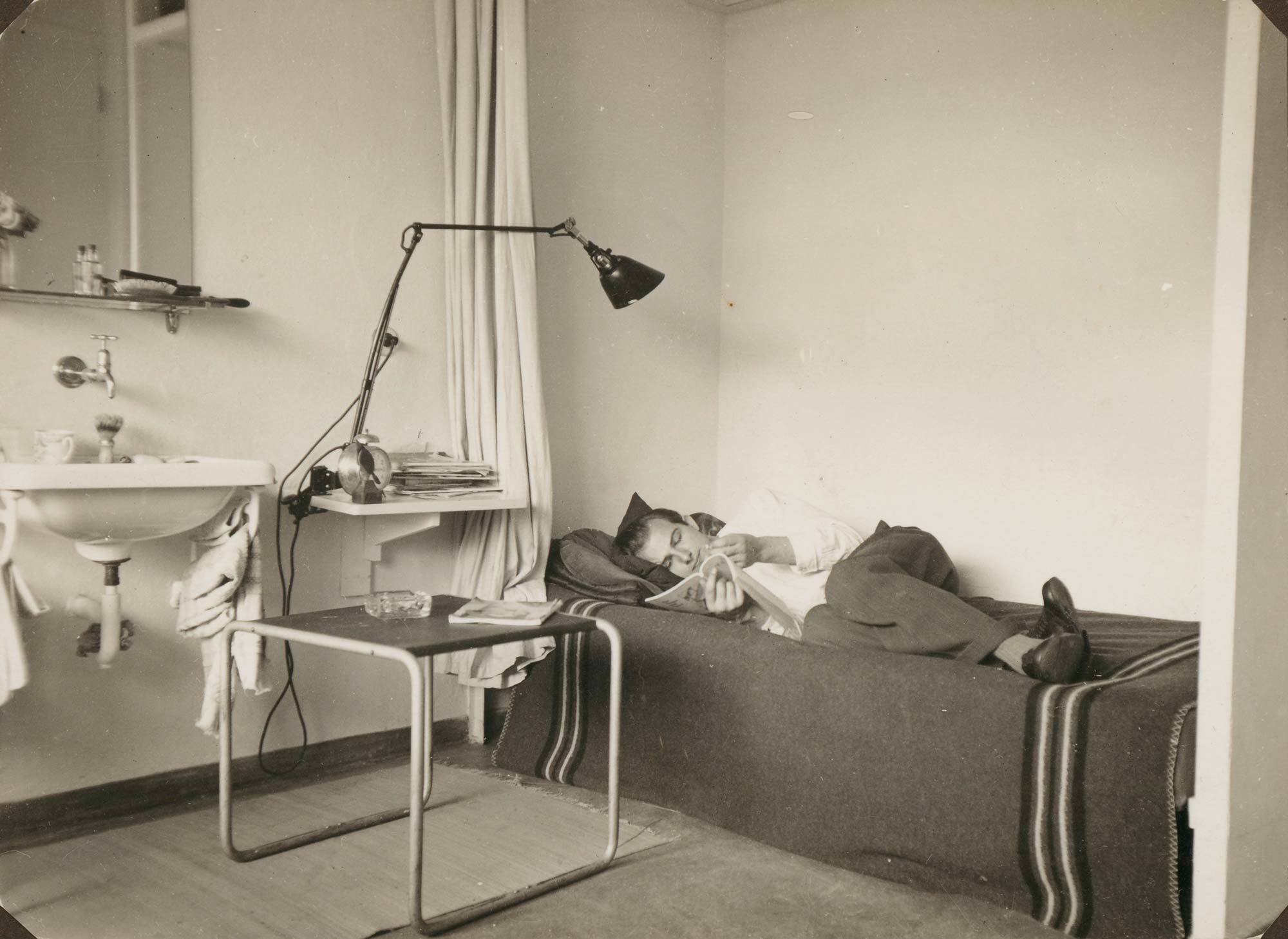 Der Student Siegfried Giesenschlag im Atelier im Bauhaus Dessau mit dem B 9 und einer Midgard-Leuchte