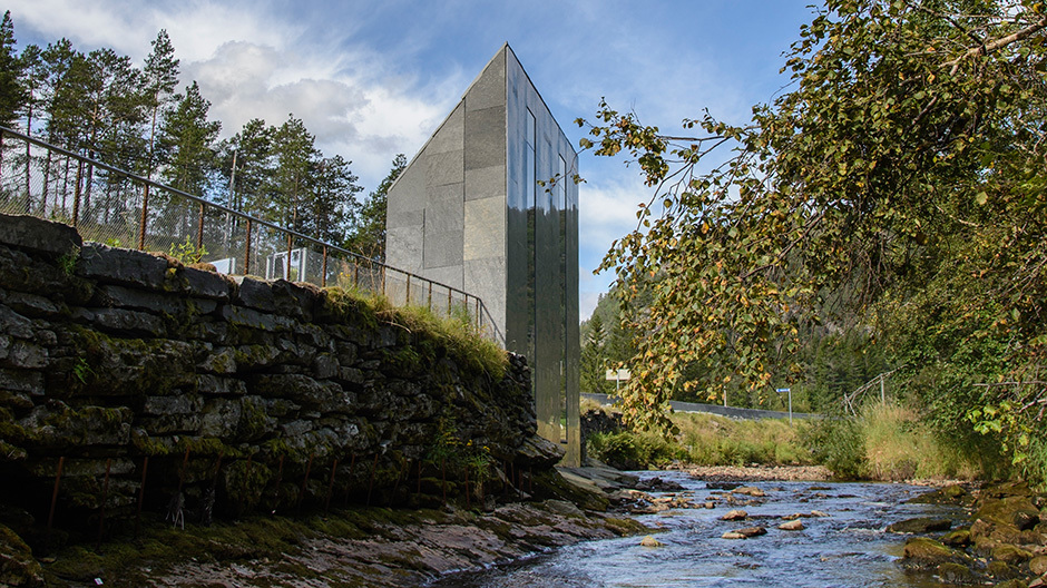 Am norwegischen Hardangerfjord haben Fortunen Architects ein Servicehäuschen mit spektakulärer Aussicht realisiert.<br /><br />Foto: <span class="st">© </span>Steinar Skaar Am norwegischen Hardangerfjord haben Fortunen Architects ein Servicehäuschen mit spektakulärer Aussicht realisiert.Foto: © Steinar Skaar