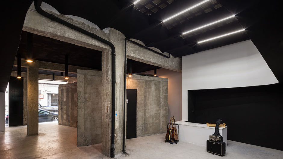 Treffpunkt vor dem Studio: Der halboffene Ausbildungsraum dient als Zimmer für Proben und Lehrraum. Treffpunkt vor dem Studio: Der halboffene Ausbildungsraum dient als Zimmer für Proben und Lehrraum.