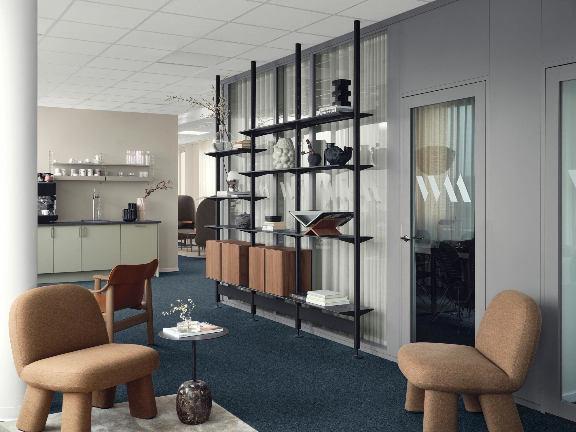 Das modulare Regalsystem Pira G2 von String Furniture prägt die Büroräume von Fellowmind in Stockholm.