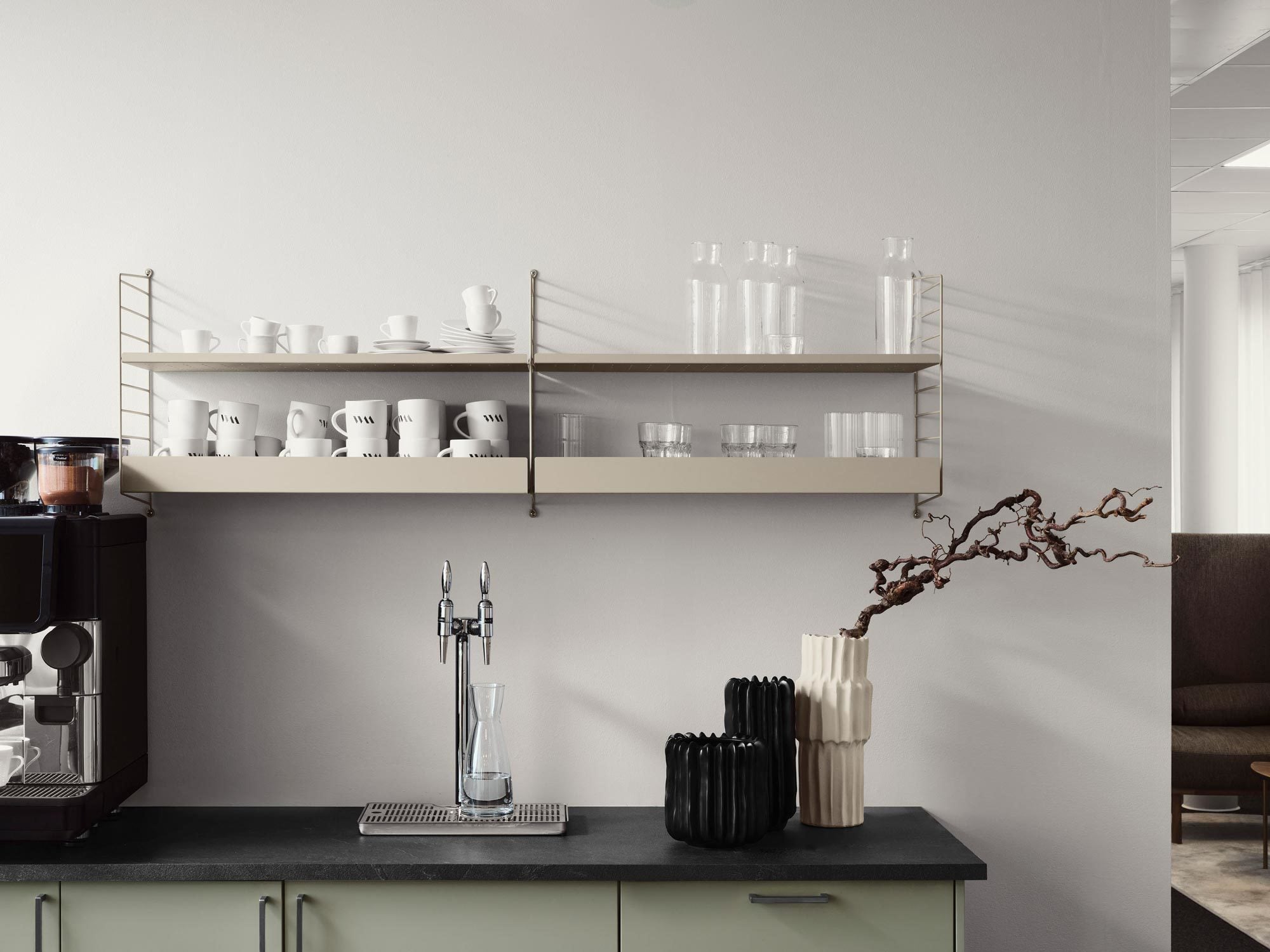 In den Büroräumen von Fellowmind wird das Einrichtungskonzept durch farbige Wandregale aus den Kollektionen String ergänzt.