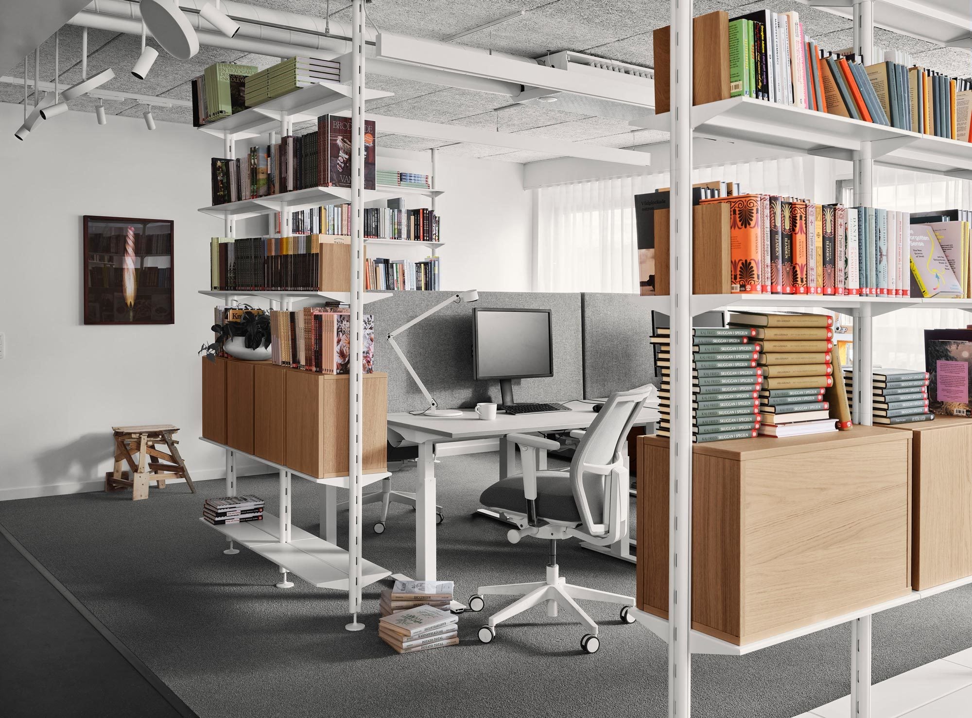 Im Büro des Verlags Natur & Kultur in Stockholm verknüpft das modulare Regalsystem Pira G2 die historische Architektur von Sven Markelius mit zeitgemäßer Funktionalität.