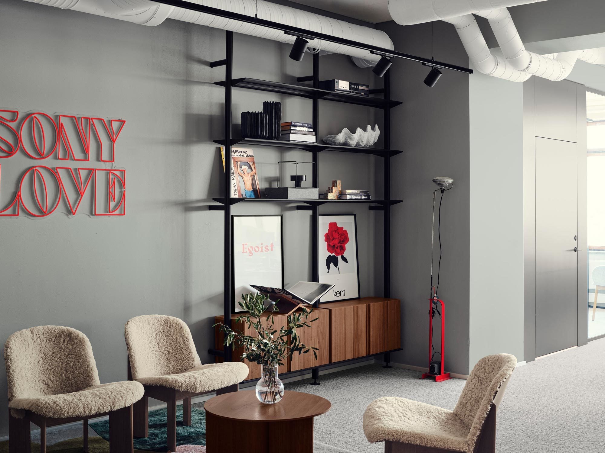 Auch das neue Office von Sony Music in Stockholm wurde mit Möbeln von String Furniture eingerichtet.