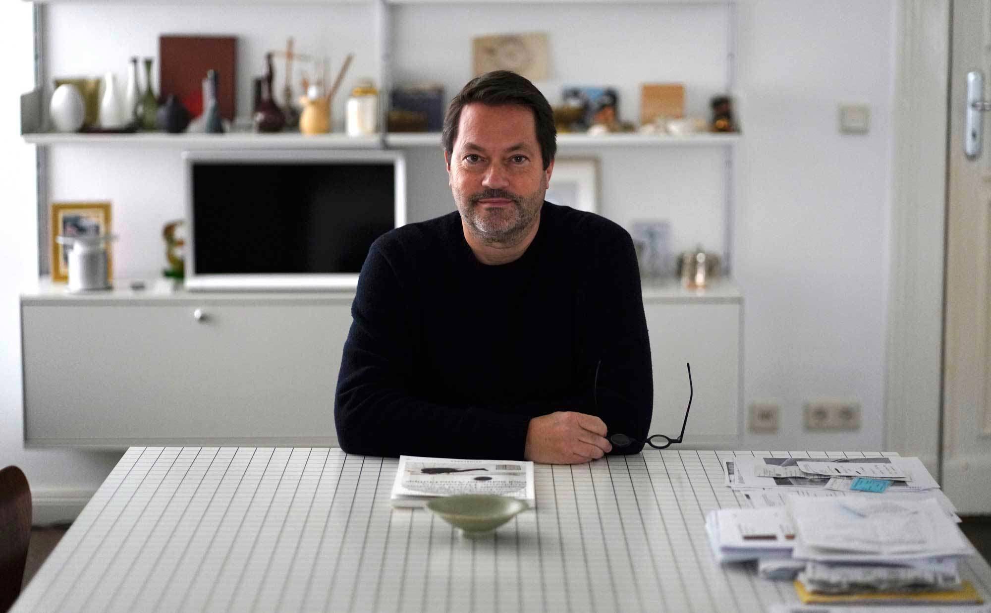 ZWISCHEN BERLIN UND KYTHIRAMark Randel arbeitete über 20 Jahre lang als Design Director für Chipperfield Architects, ehe er sich 2014 mit einem eigenen Studio selbständig machte. Er pendelt zwischen Berlin-Mitte und der griechischen Insel Kythira und arbeitet am liebsten für private Auftraggeber*innen.