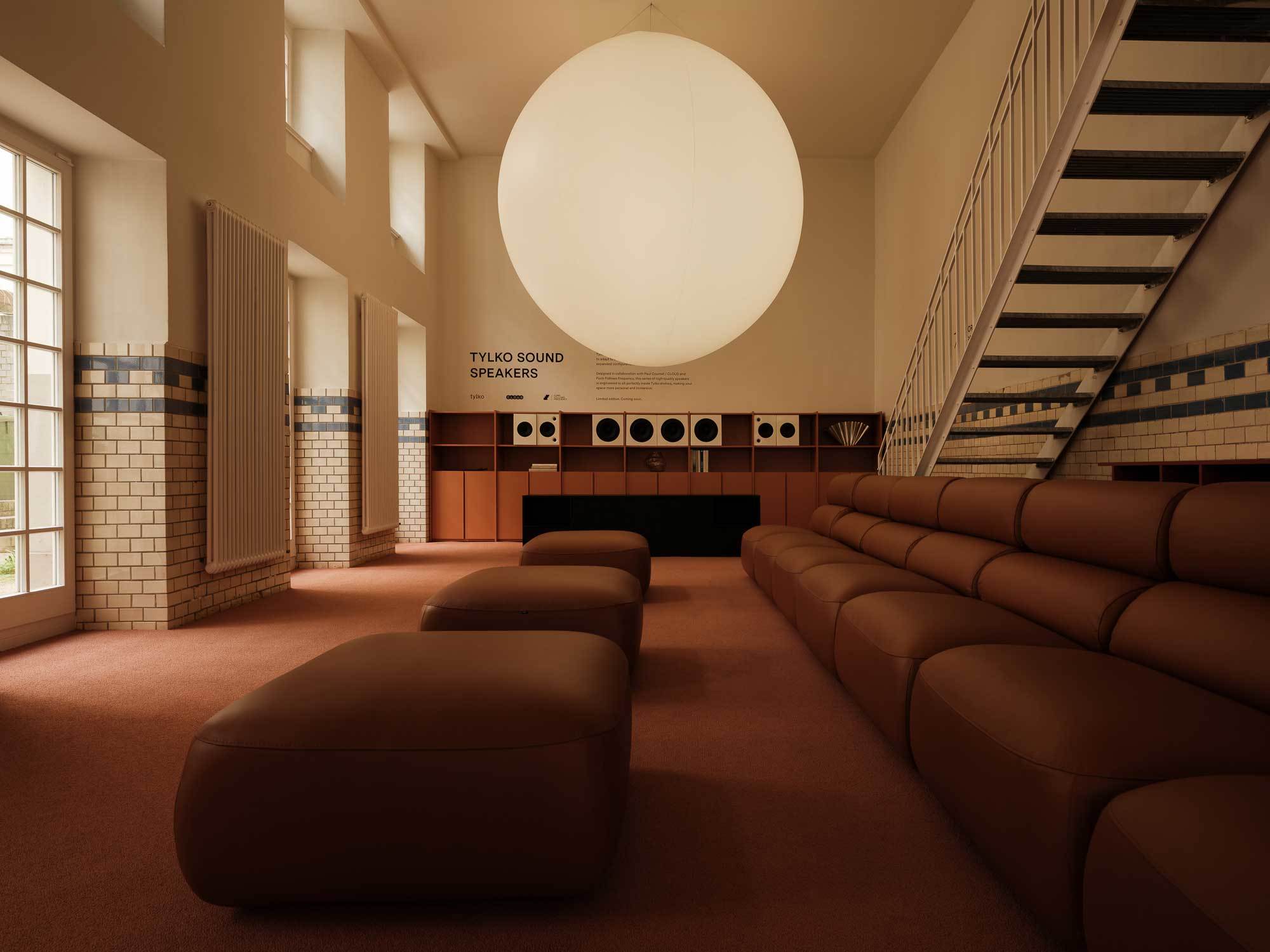 Am Samstagabend findet der Tylko Talk mit Paul Cournet vom Rotterdamer Studio CLOUD statt, bei dem Architektur als Praxis zwischen Raum, Medien und Forschung verhandelt wird – verbunden mit der Frage, wie sie sich im Zeitalter neuer Technologien verändert.