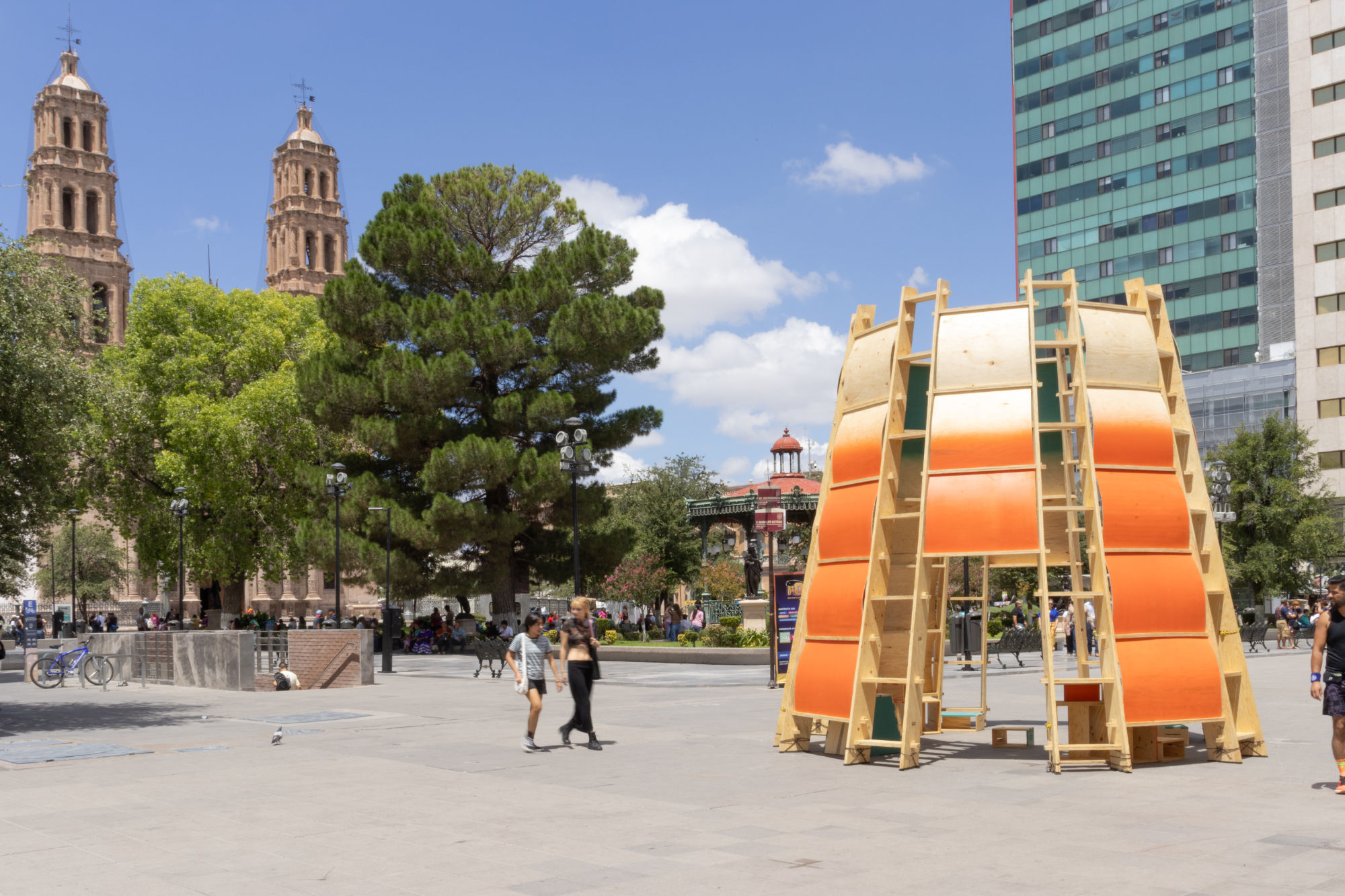 PASO NARA, Chihuahua, Mexiko, 2026 – temporärer Verschattungspavillon aus CNC-gefrästem Sperrholz, Taller del Desierto 2026, Instituto Superior de Arquitectura y Diseño (ISAD)
