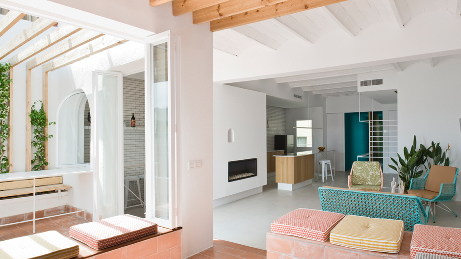 Auf rund 170 Quadratmetern Wohnfläche mit einer 10 Quadratmeter großen Terrasse schafften CaSA Finca-Flair mit Stadtblick – mitten im Zentrum von Barcelona. Auf rund 170 Quadratmetern Wohnfläche mit einer 10 Quadratmeter großen Terrasse schafften CaSA Finca-Flair mit Stadtblick – mitten im Zentrum von Barcelona.