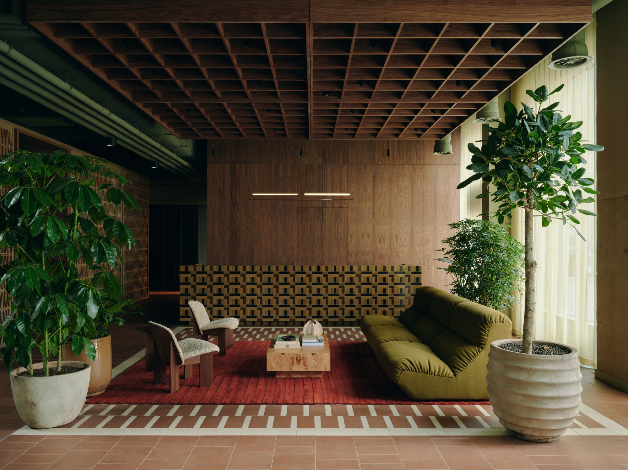 Tabitha Isobel und Studio Multi haben das Zentrum des Londoner Workspace Conductor mit exotischen Pflanzen, Lichtdach und natürlichen Materialien in einen wetterunabhängigen Wohlfühlort verwandelt.