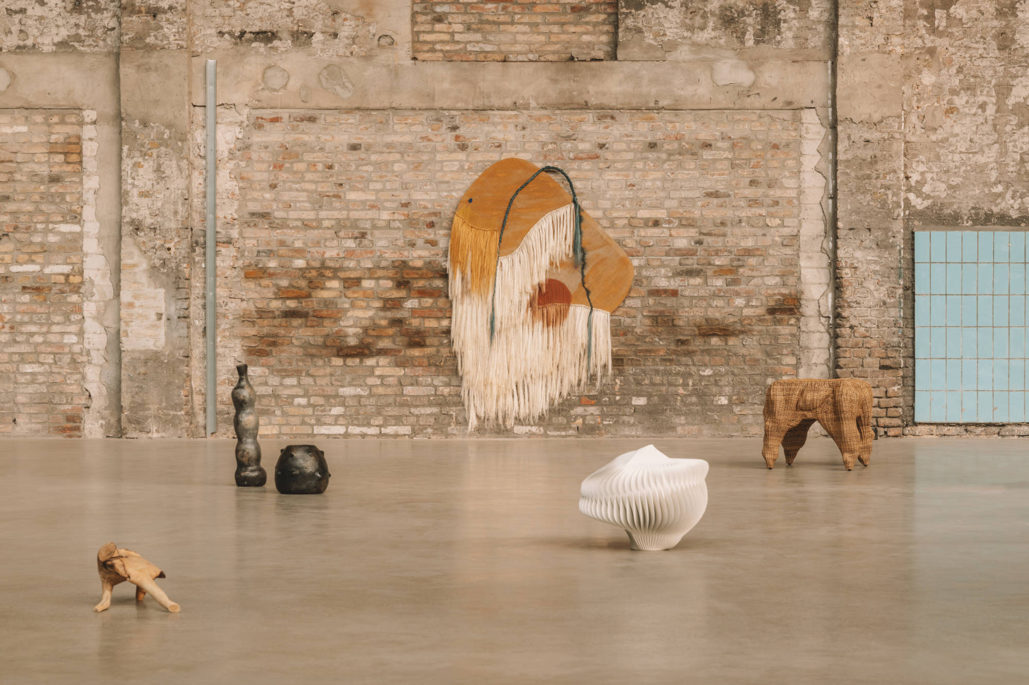 Arbeiten aus der kommenden Ausstellung <i data-start="86" data-end="106">Crafting Community</i>, darunter (von links) Werke von ibiyane, Malles Shaping Stories, Beatriz Morales, Rive Roshan und Fango Arbeiten aus der kommenden Ausstellung Crafting Community, darunter (von links) Werke von ibiyane, Malles Shaping Stories, Beatriz Morales, Rive Roshan und Fango