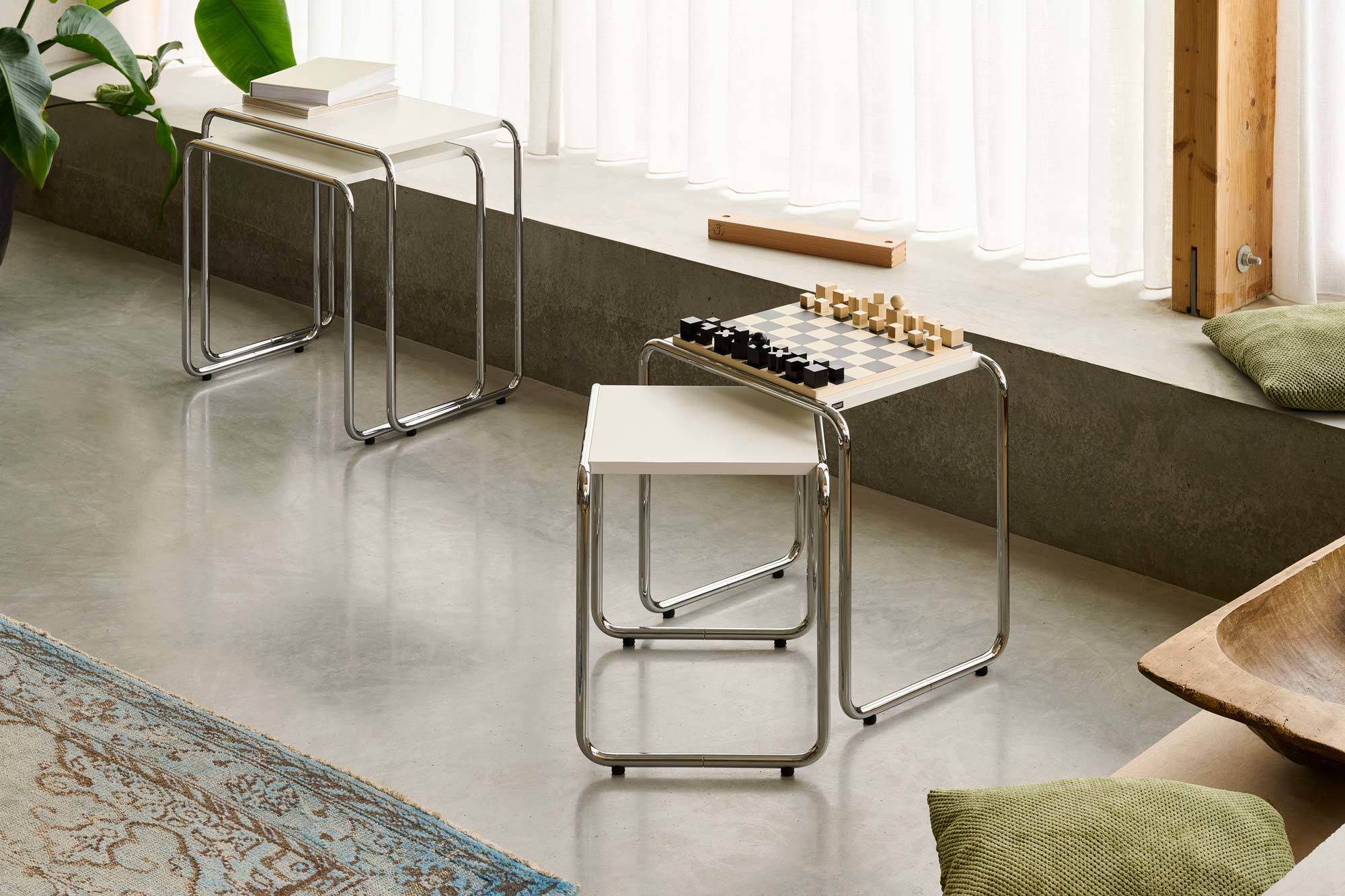 Die limitierte Jubiläumsedition von Thonet kombiniert Marcel Breuers Satztische B 9 a und B 9 b mit den ikonischen Bauhaus-Schachfiguren von Josef Hartwig, produziert von Naef.