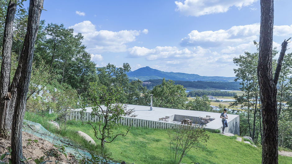Dieses Wohnhaus einer Künstlergemeinschaft in Südkorea forciert das harmonische Zusammenspiel von Mensch und Natur. Dieses Wohnhaus einer Künstlergemeinschaft in Südkorea forciert das harmonische Zusammenspiel von Mensch und Natur.