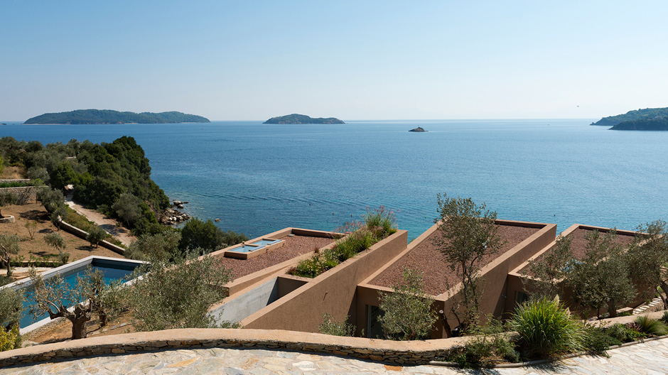 Griechische Insel, Meerblick und ein Grundstück am Hang: Das Wohnhaus auf Skiathos vereint alle Kompomenten eines Traumhauses. Und bietet doch viel mehr!