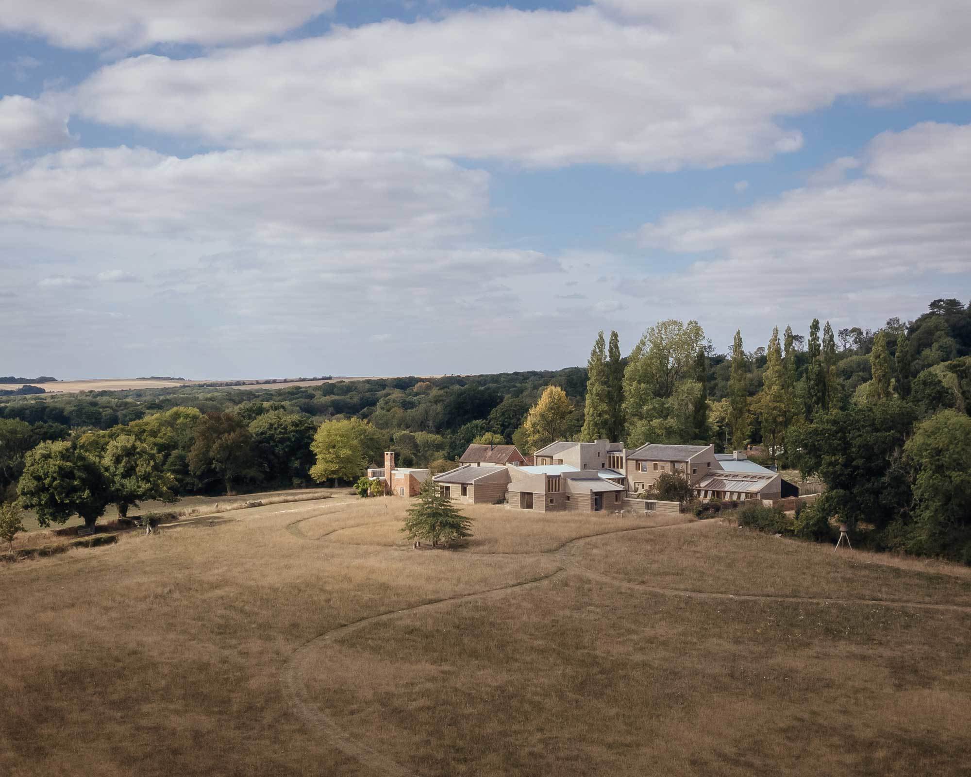 Aus Ton, Abbruchmaterialien sowie Kalksteinkies und Wasser entstand das Material für die Stampflehmwände des Rammed Earth House.