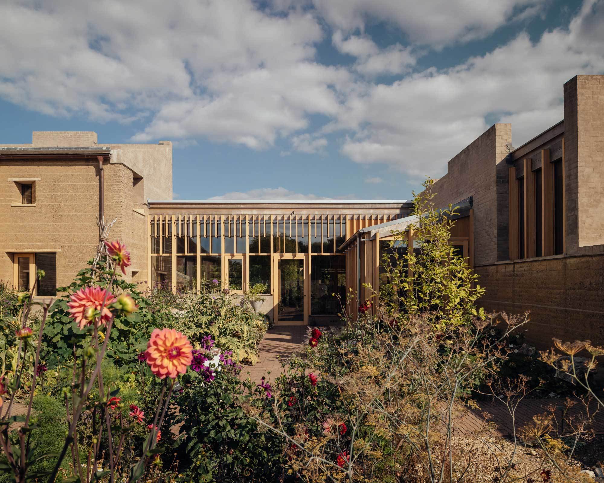 Zusammen mit seinen Nebengebäuden wirkt das Rammed Earth House wie eine moderne Klosteranlage.