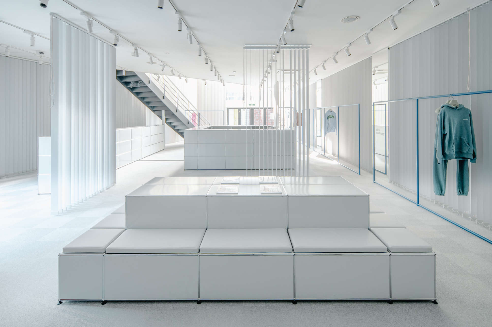 Pop-Up-Store Madhappy in Tokio mit Möbeln von USM