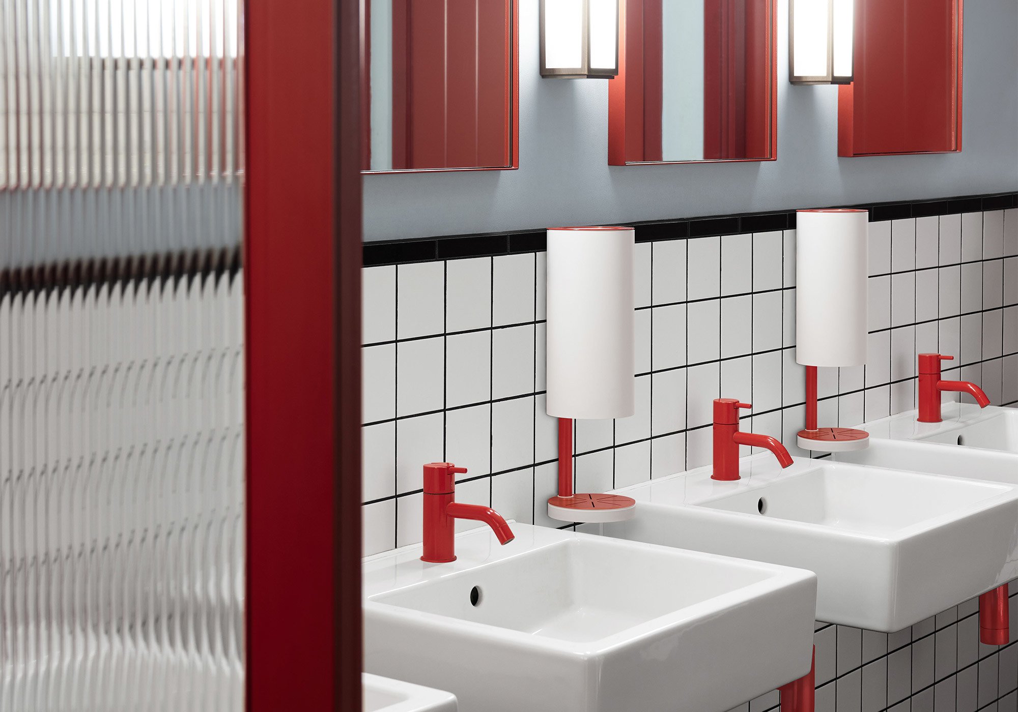 Berührungslos in Farbe: Toiletten im Restaurant Sophie's Soho in London mit Armaturen und Seifenspendern von VOLA