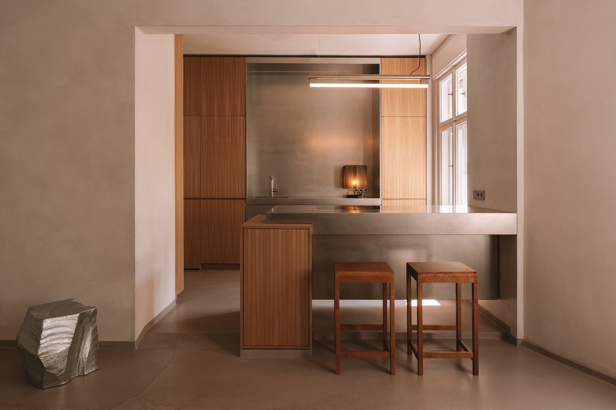 
Eine Küchenarbeitsplatte muss einiges aushalten und sich zugleich harmonisch in die Umgebung einfügen – besonders bei offenen Grundrissen. Projekte wie die vom Berliner Designstudio VAUST gestalteten Wohnung RPA19 zeigen, wie das gelingt.