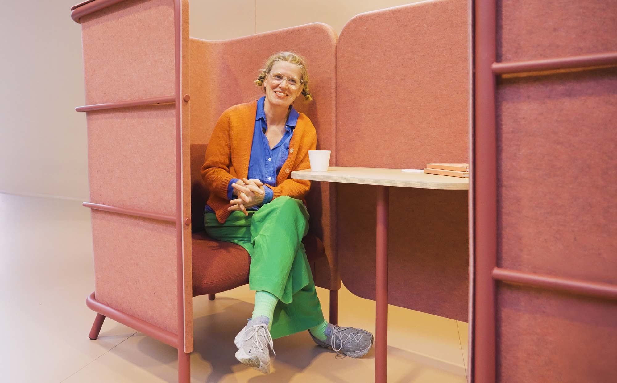 Gemeinsam mit Ineke Hans (im Bild) entwickelte Vepa das modulare Meet-and-Seat-System Wireworks.