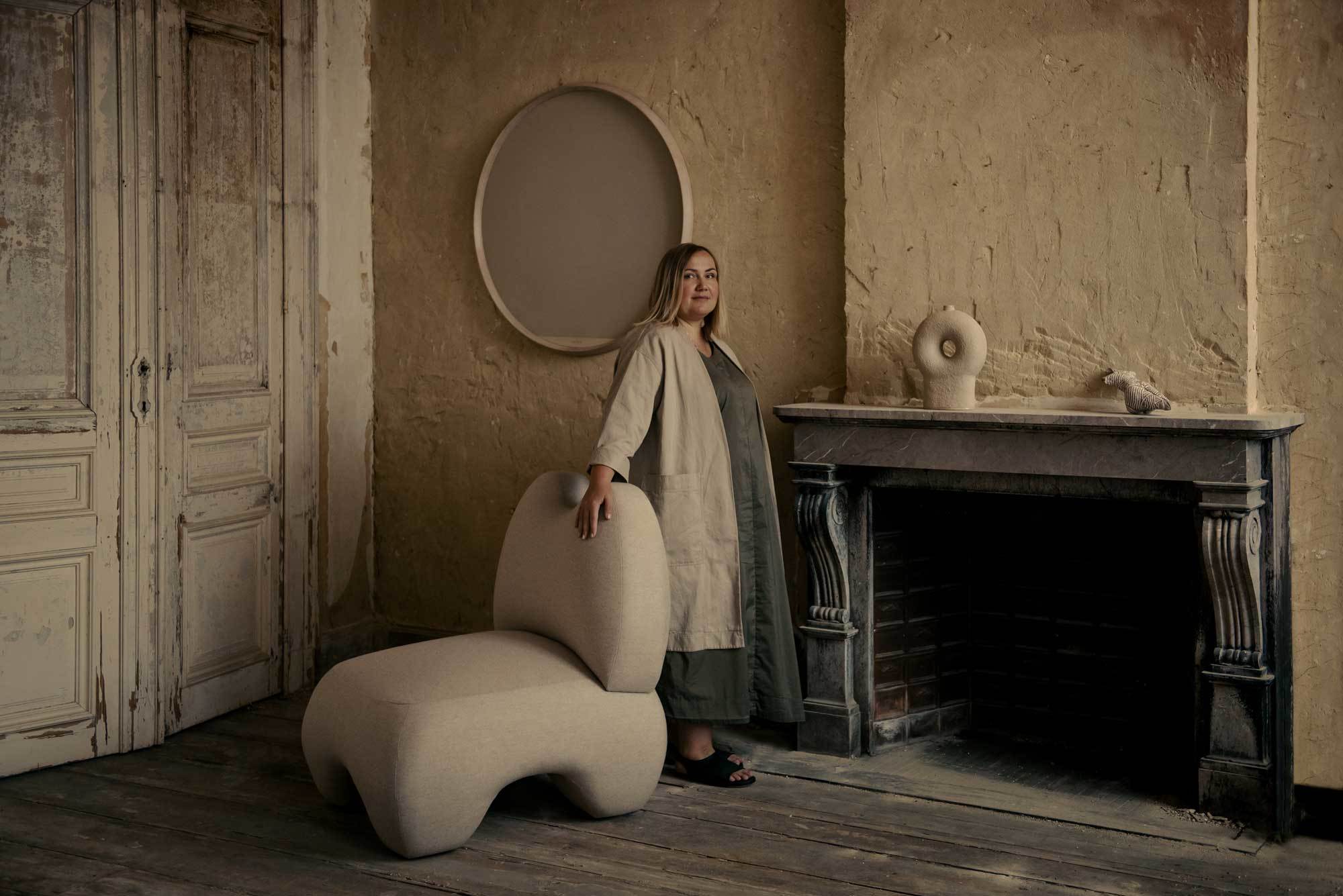 Die ukrainische Architektin und Interiordesignerin Victoria Yakusha pendelt zwischen Brüssel, Antwerpen und Kiew. Mit Faina betreibt sie ein eigenes Label für Möbel, Leuchten und Accessoires.