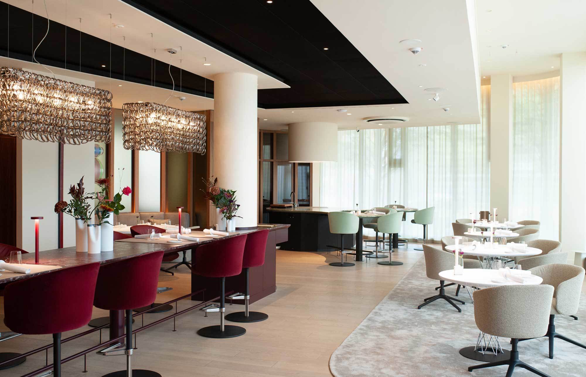 Im Restaurant La Vie ergänzt die Vitra-Möblierung die präzise inszenierte Architektur und schafft eine Bühne für Kulinarik und Materialien.