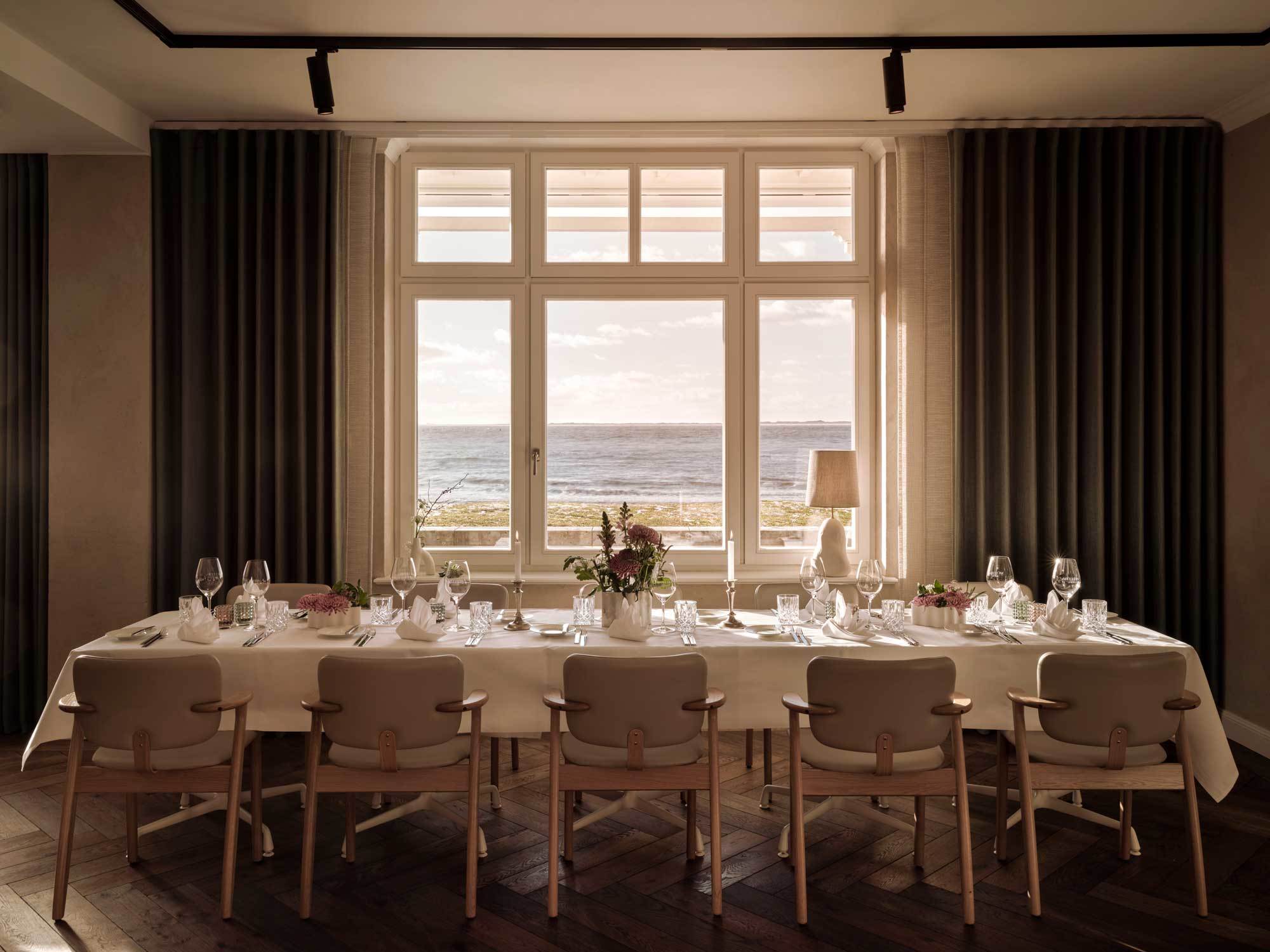 Im Müllers auf Norderney prägen Artek-Möbel und Leuchten mit warmen Materialien und indirektem Licht die nordisch inspirierte Atmosphäre.