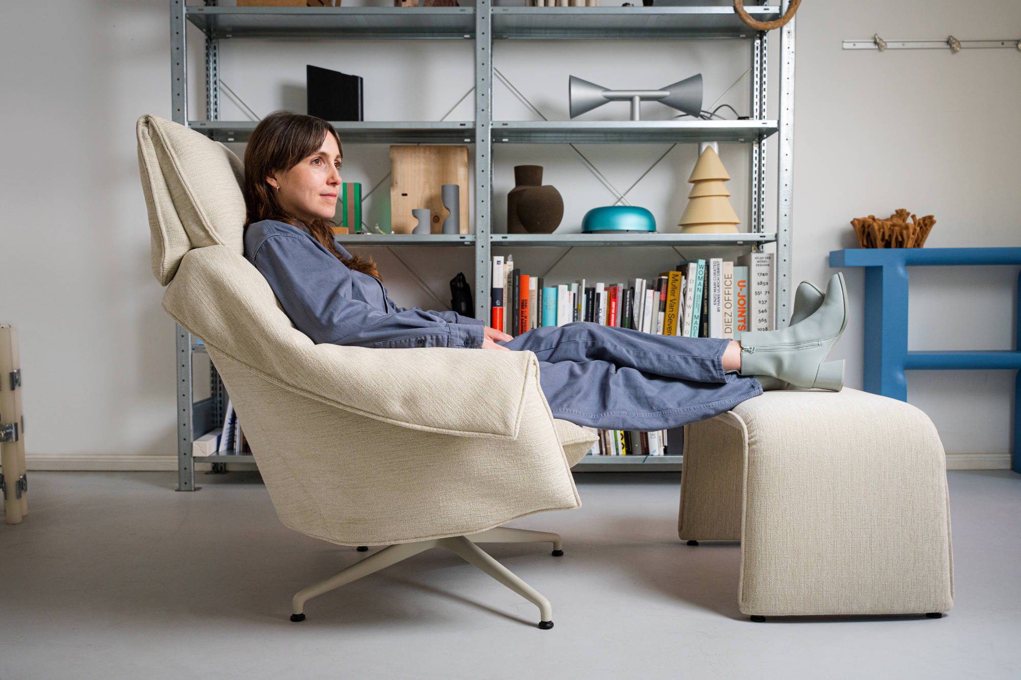 Für Vitra haben Anne-Sophie Oberkrome (im Bild) und Lisa Ertel von Studio Œ einen Loungechair entworfen, der sich mit Kragen und weichen Formen wie ein Mantel um den Körper legt.