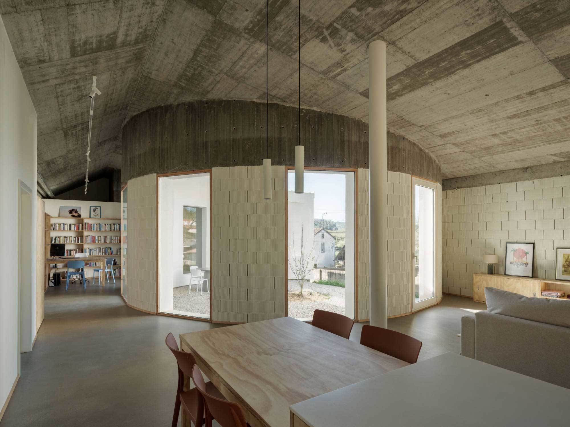 In Galicien übersetzte das Architekturbüro Sinaldaba die Logik vernakulärer Baukultur mit geschütztem Hof, schwebendem Baukörper und rohem Beton in ein zeitgenössisches Haus.