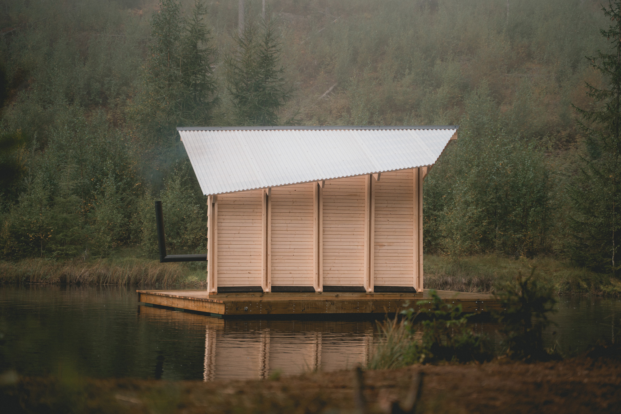 In der schwimmenden Sauna WaterCave ist Platz für sechs Personen.