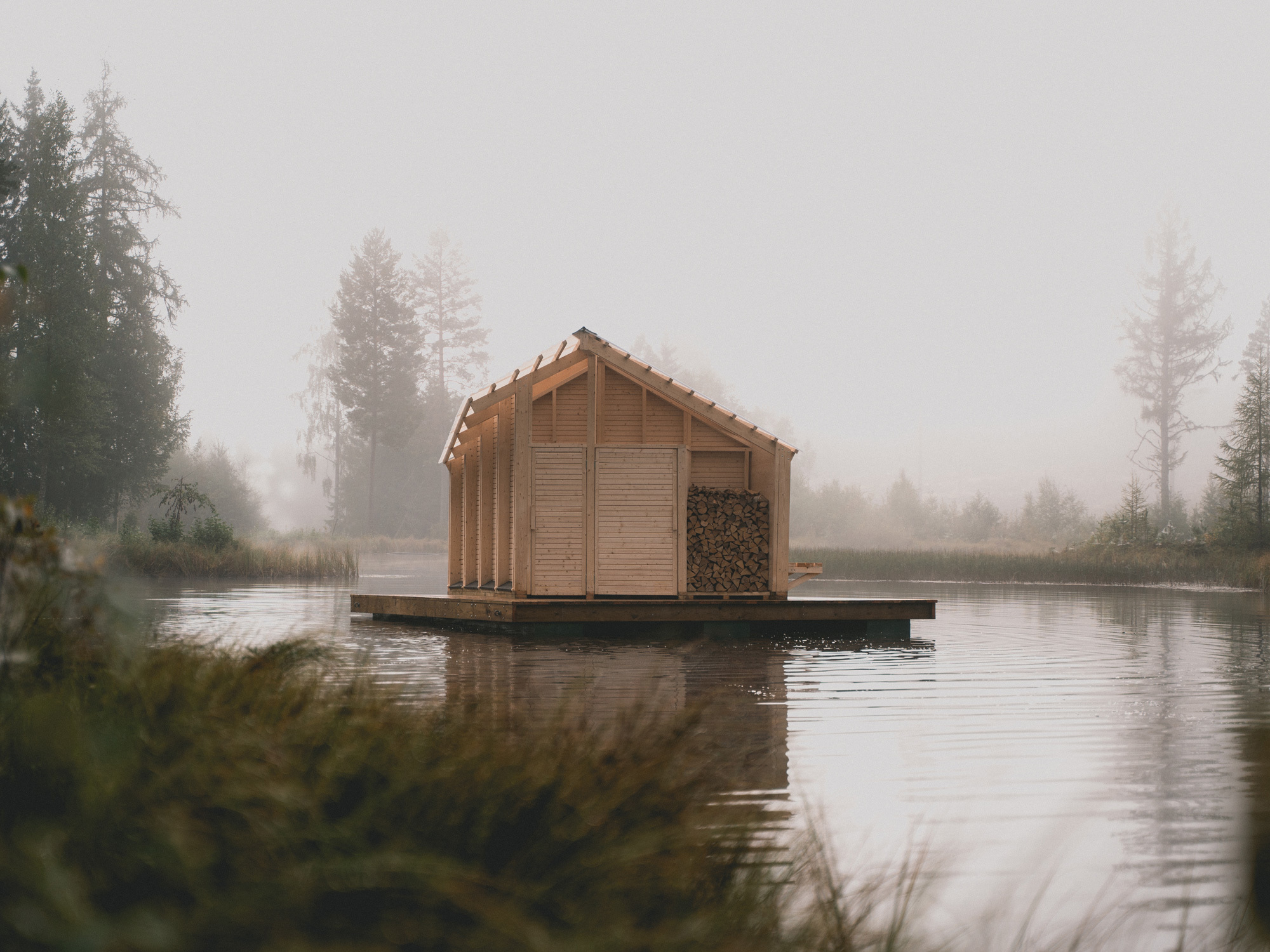 Die Sauna steht leicht schräg auf dem Ponton – auch, um ihr Gewicht auszubalancieren.