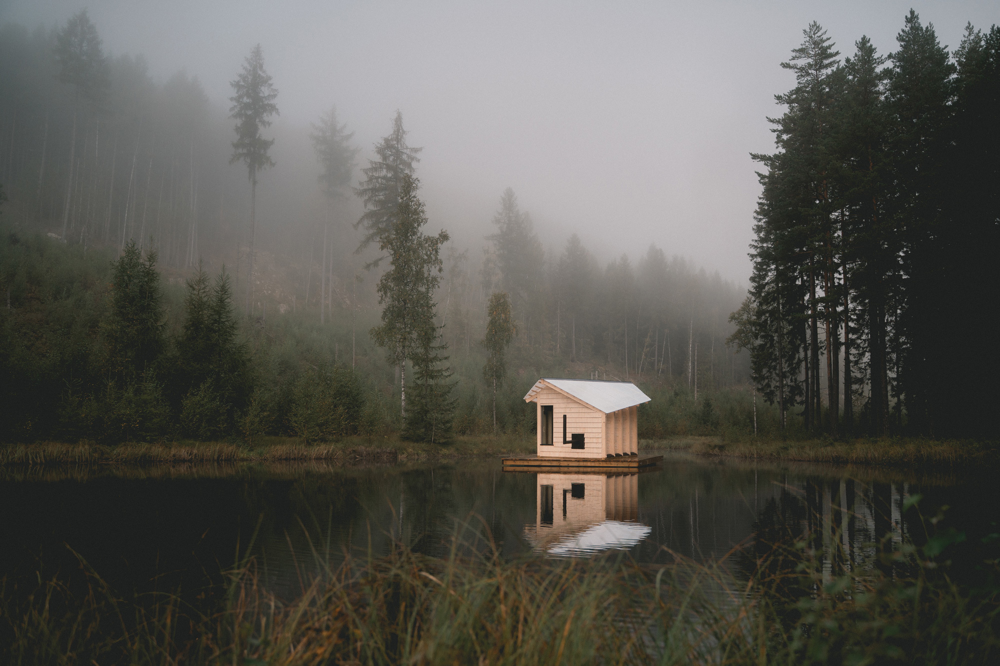 In nur zwei Wochen baute das von Architekturstudierenden geführte Rabagast Studio aus Trondheim eine Sauna auf einem norwegischen See.