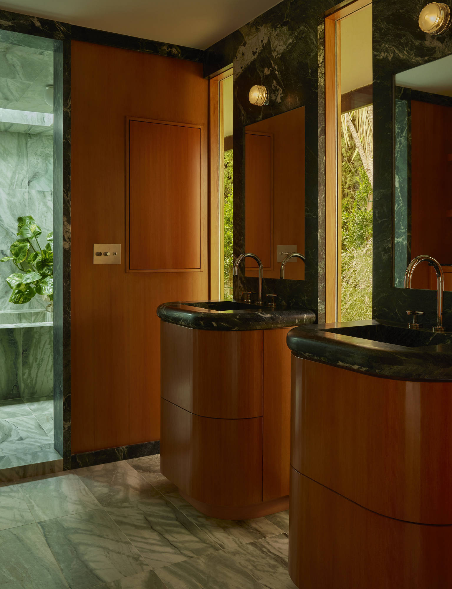 Ome Dezin, Umbauprojekt CM G1 in Los Angeles: Das Bad des Mid-Century-Anwesens wurde durch ein behutsam abgestimmtes Materialkonzept aus Naturstein und Holz neu interpretiert.