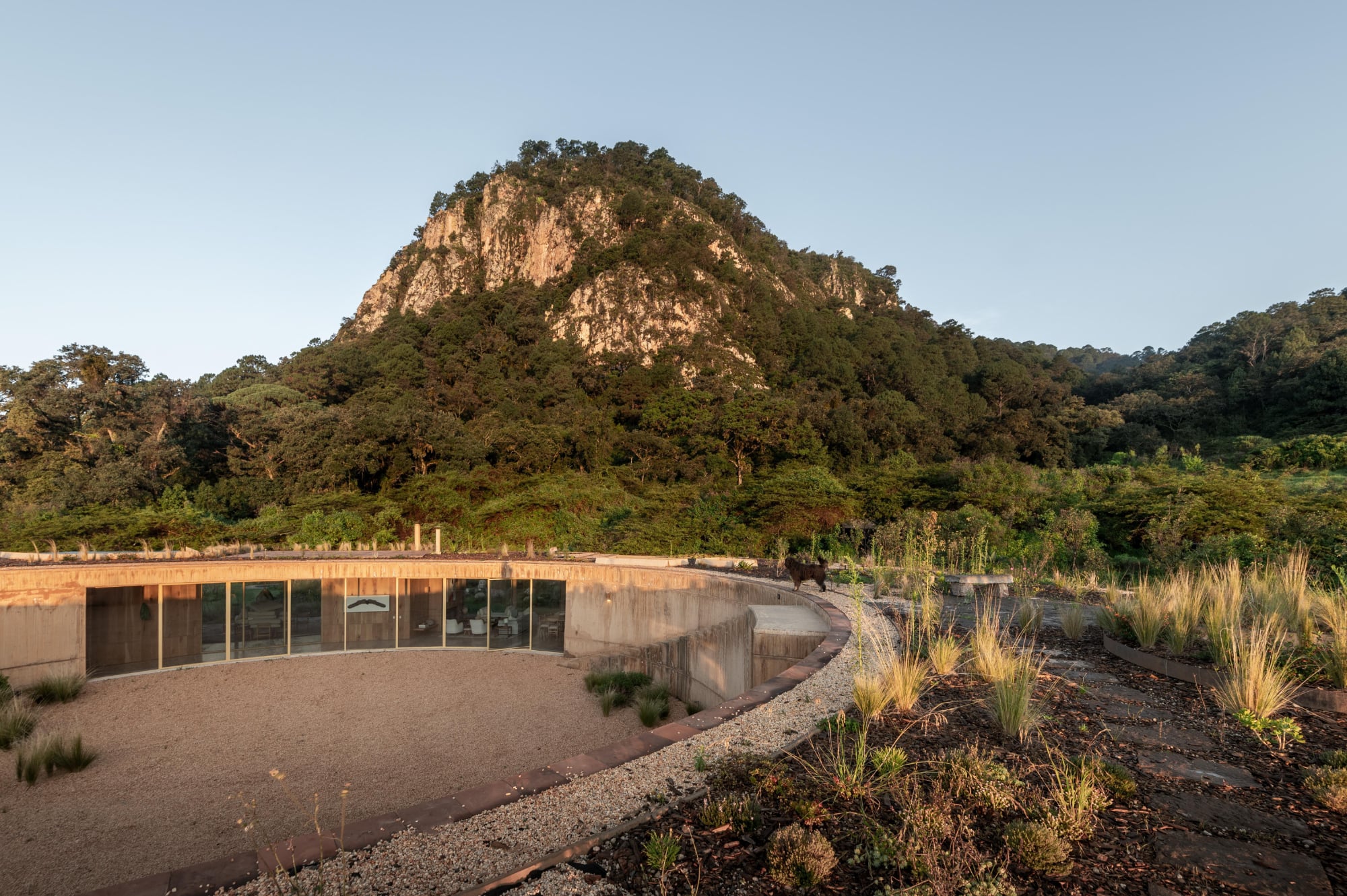 Im mexikanischen Valle de Bravo plante Fernanda Canales ein Wohnhaus als Ringbau, in dem wandernde Schatten Aufenthaltsorte definieren und erdgetönter Beton die Landschaft widerspiegelt.