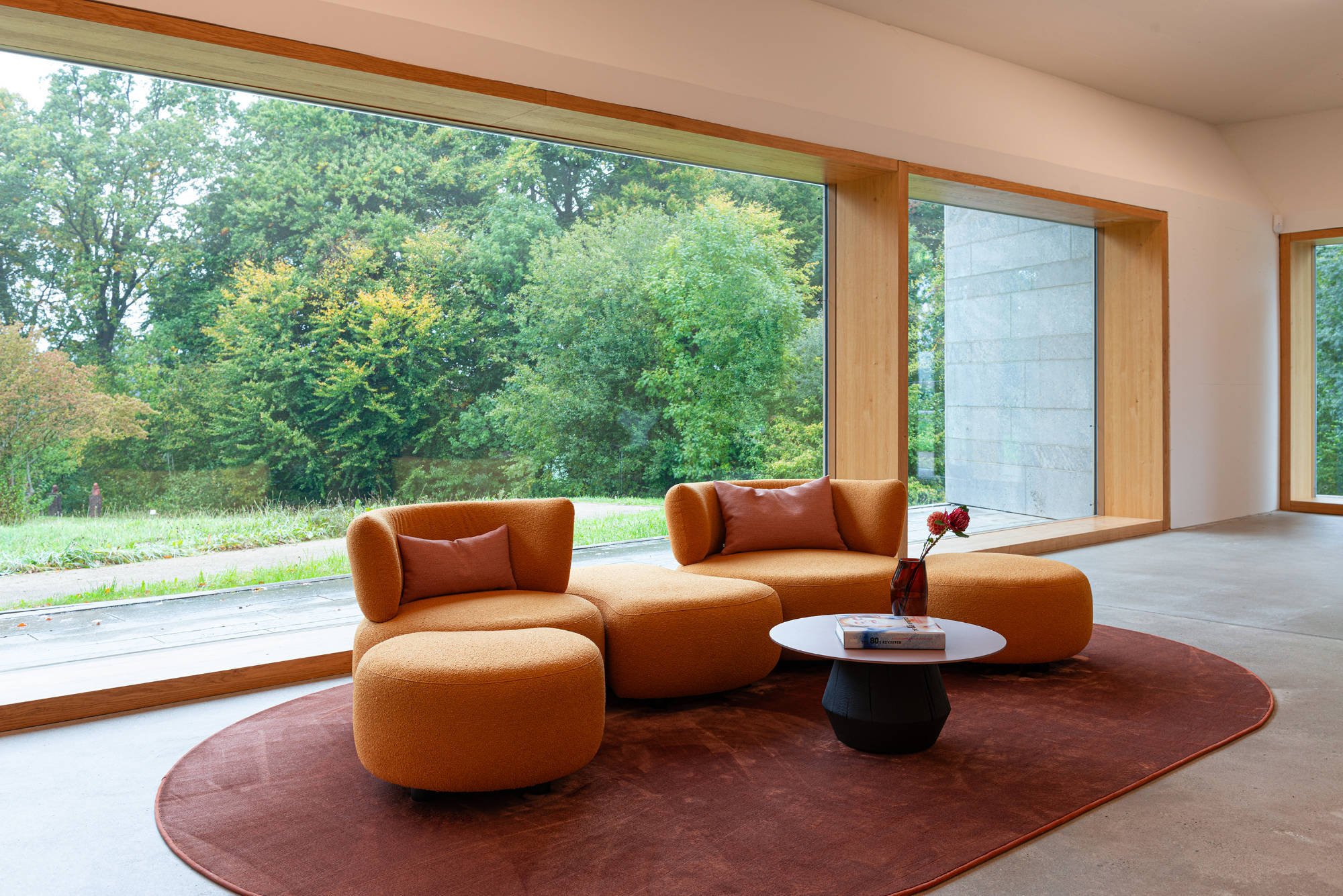 Die modulare Sitzmöbelfamilie YES von KFF verbindet weiche organische Formen mit hohem Komfort und lässt sich flexibel zu individuellen Raumlandschaften kombinieren.