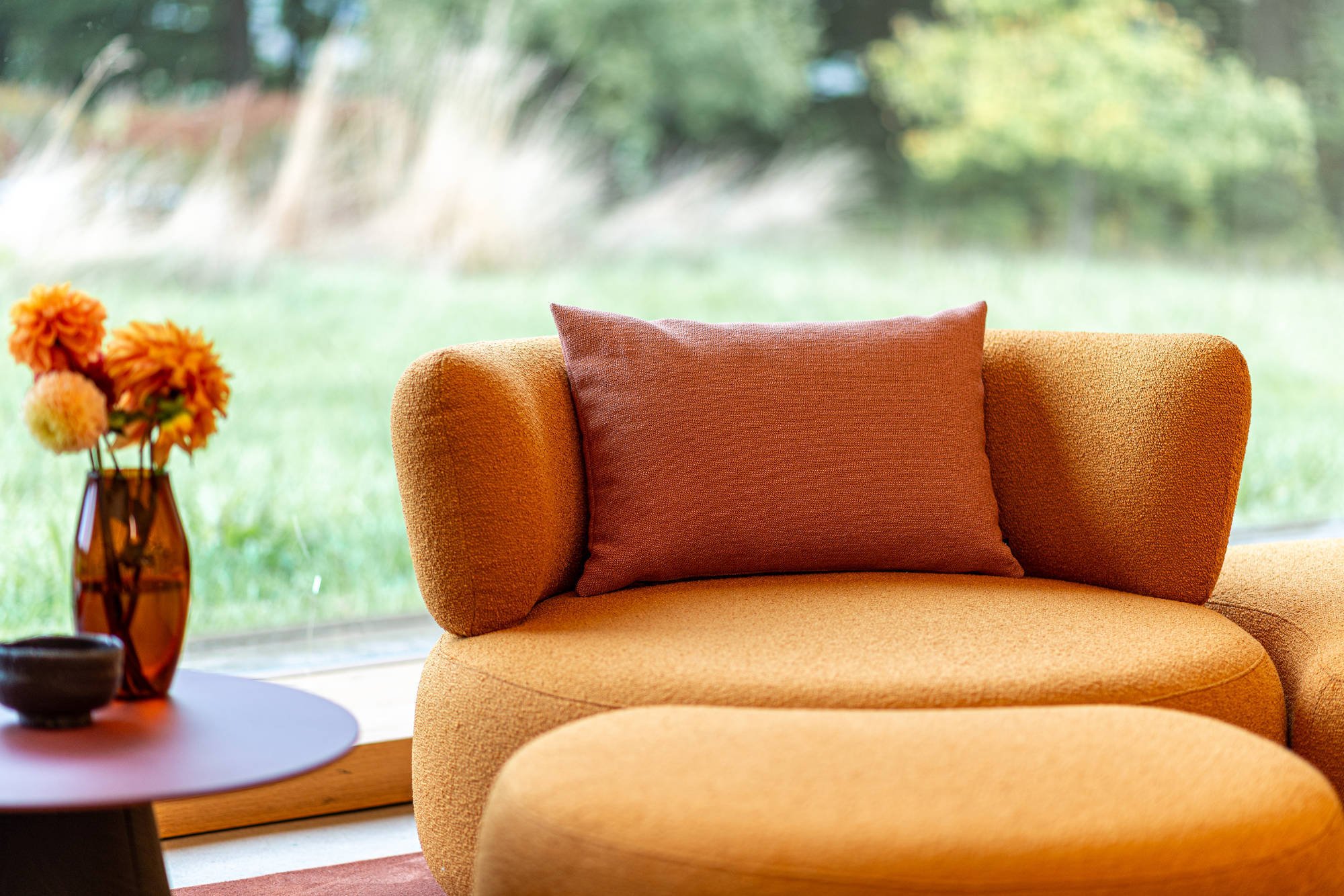 Farblich abgestimmte Kissen und textiler Bouclébezug verleihen der YES Lounge eine warme, einladende Atmosphäre.