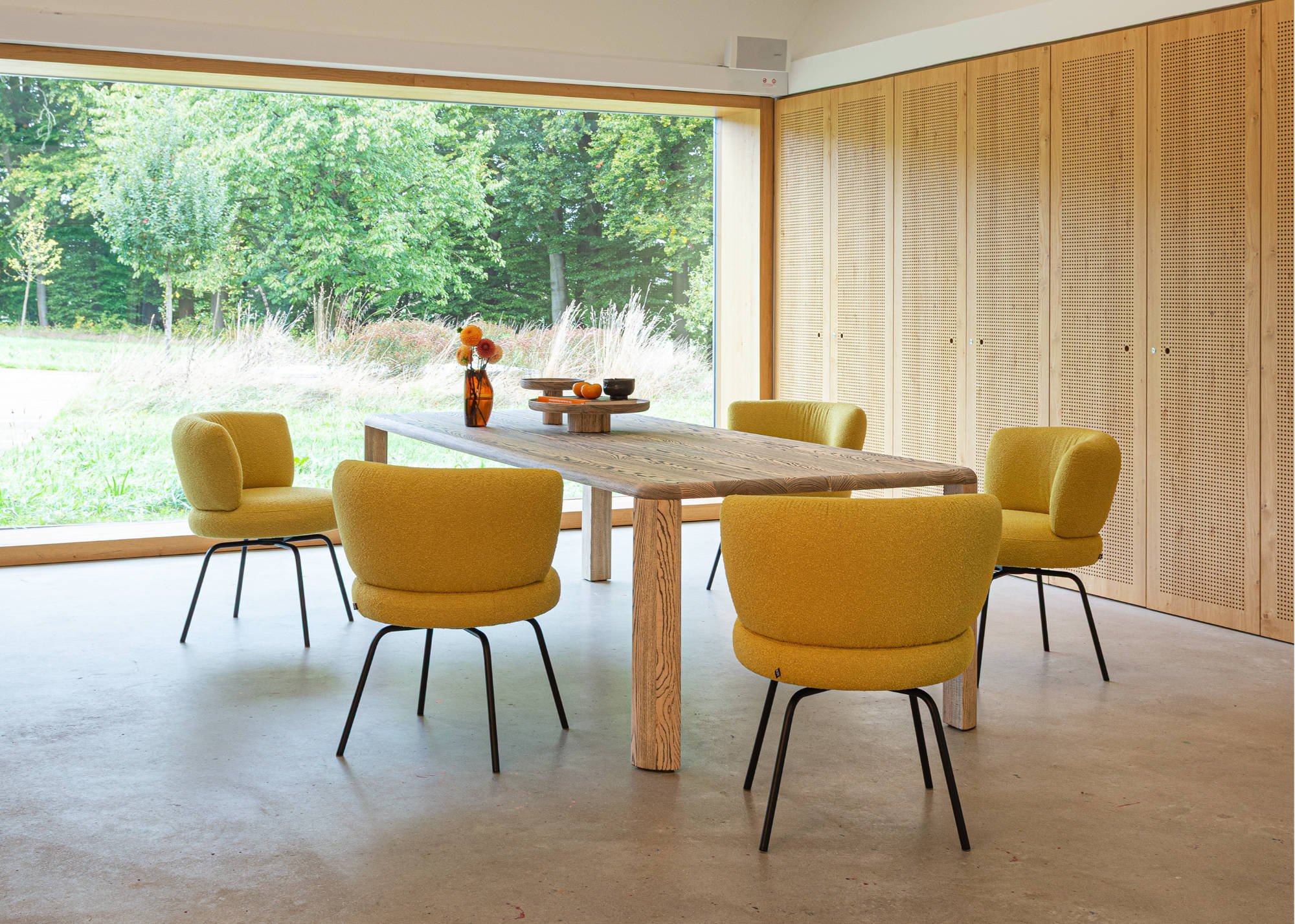 YES Stuhl von KFF: Die weich gepolsterte Sitzschale mit halbkreisförmiger Rückenlehne bietet hohen Komfort bei leichter Anmutung.